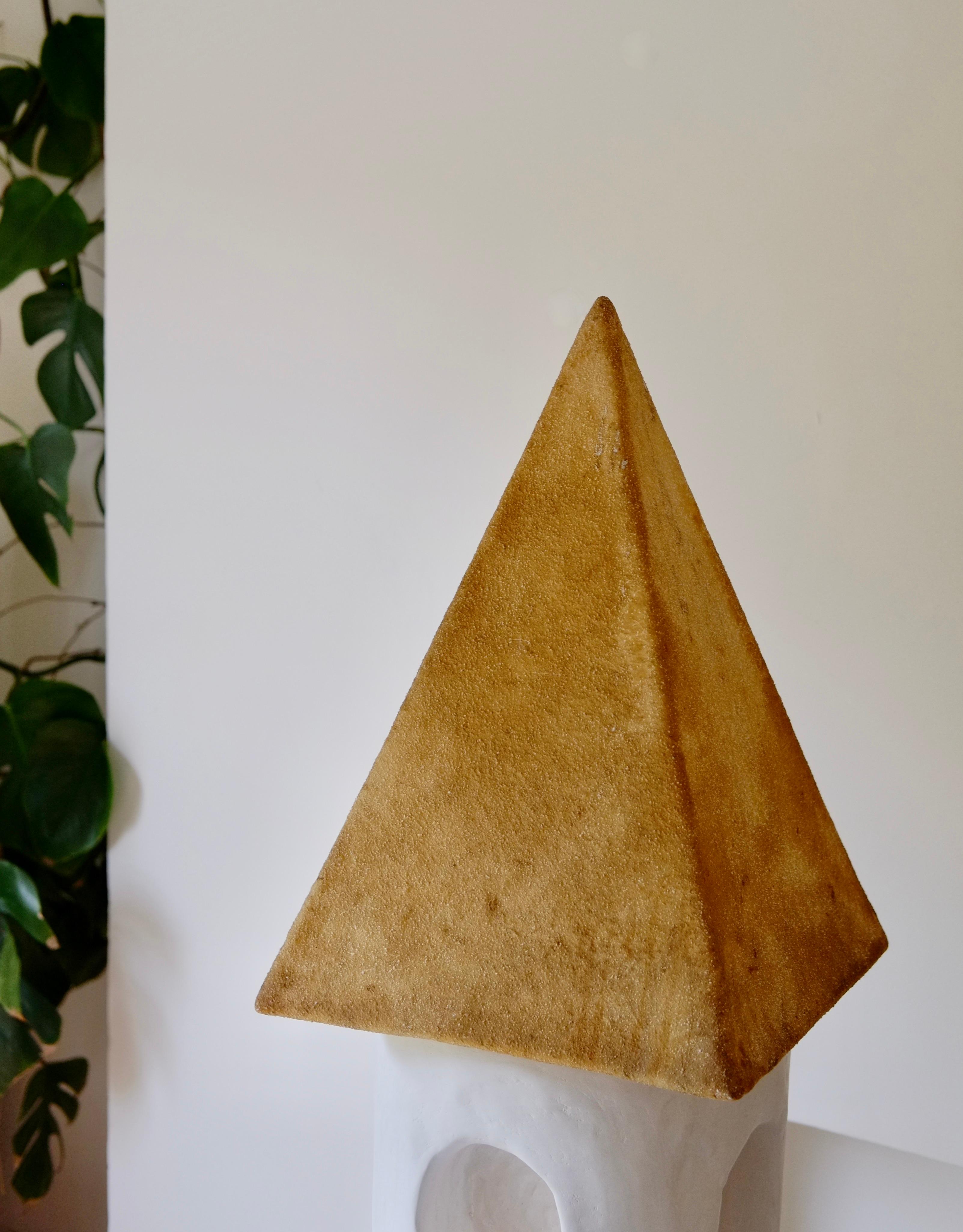 Une grande lampe pyramidale conçue par André Cazenave pour la société italienne Singleton dans les années 1970. Célèbre pour ses lampes de roche communes, il est très rare de trouver ce modèle de pyramide.

Fabriquée en fibre de verre, la lampe