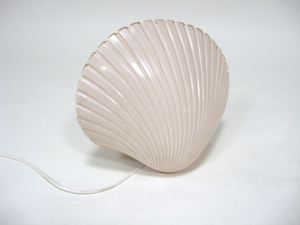 Cette lampe de table peu commune d'André Cazenave a la forme d'un coquillage.