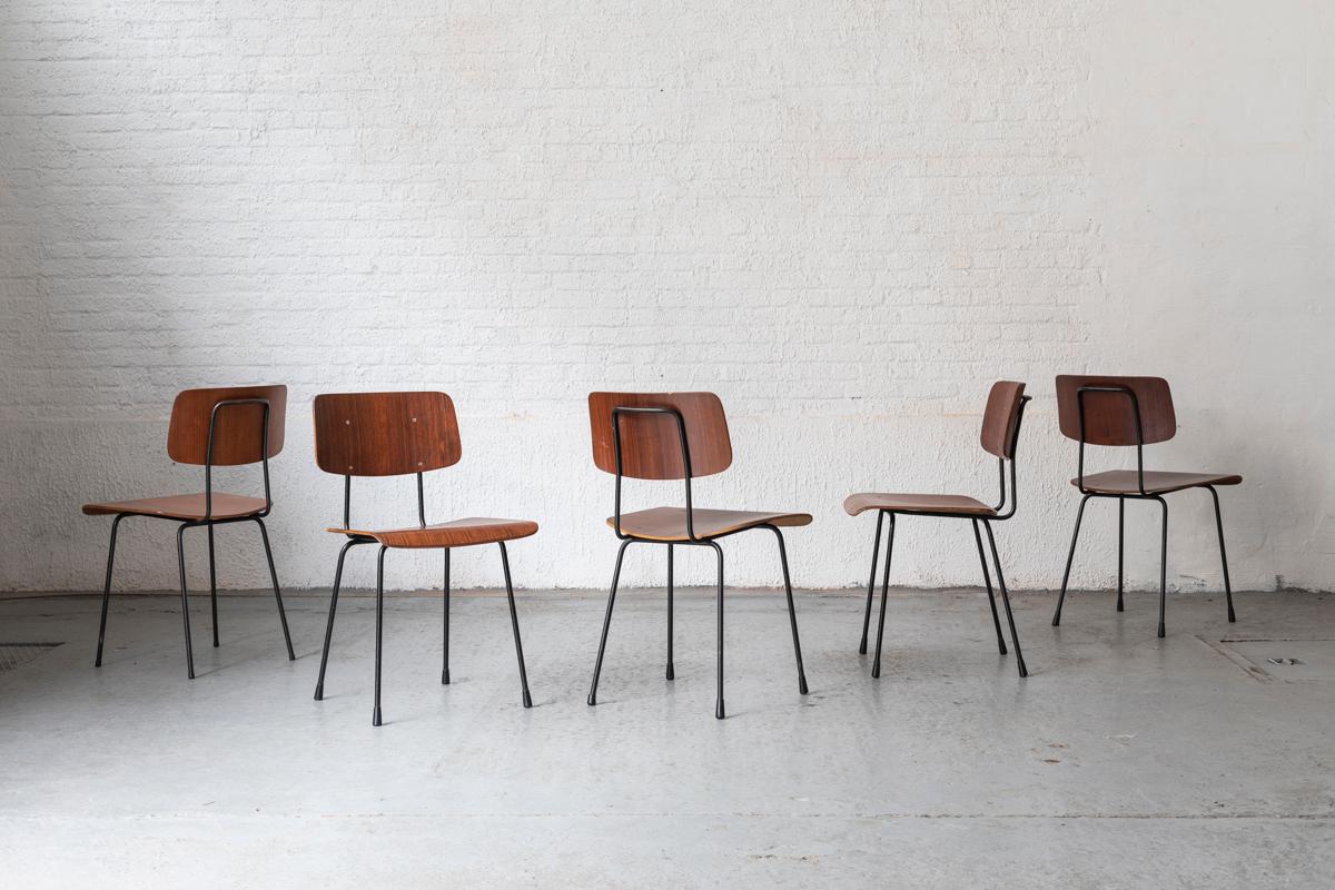 Set of 5 dining chairs, model 1262, designed by André Cordemeyer and produced by Gispen in the Netherlands in the 1960’s. The design combines a metal frame with plywood seatings finished in teak veneer. Elegant design with Modernist character. In