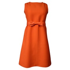 Vestido de día plisado de jersey naranja de André Courrèges, de alrededor de los años 70, con cinturón