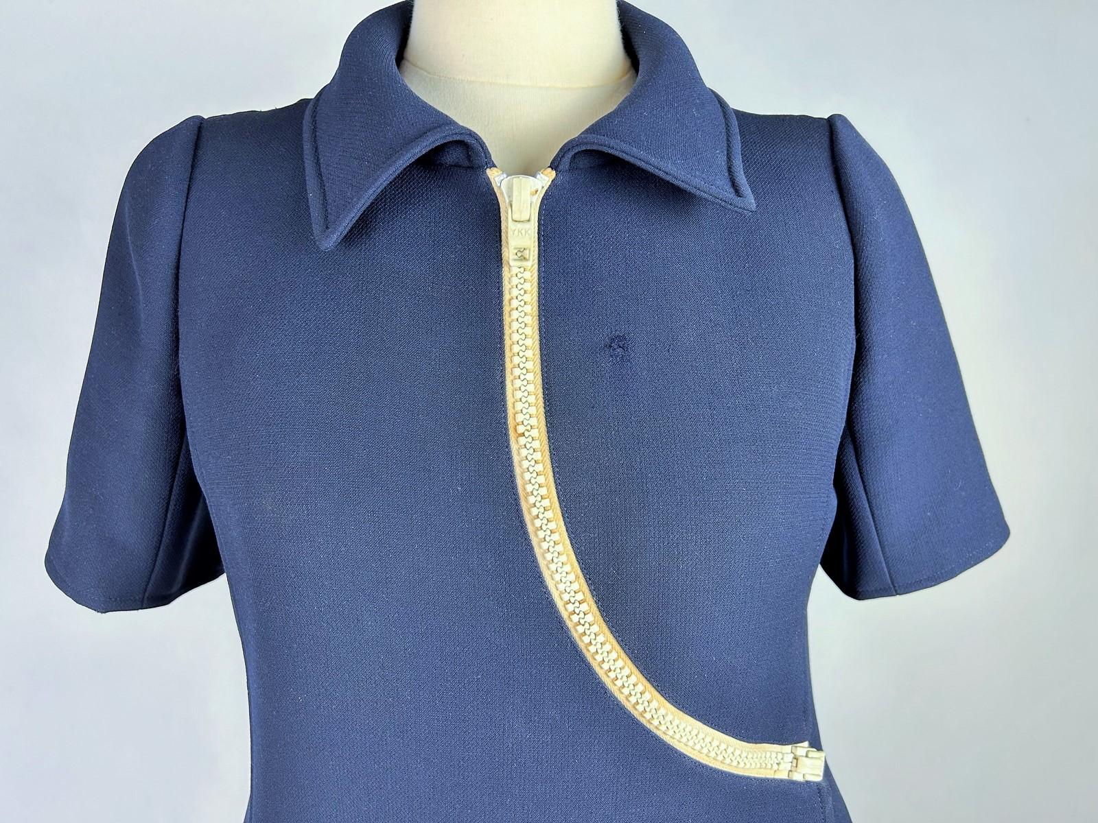 Women's André Courrèges Haute Couture dress in navy jersey with white zips Circa 1970 For Sale