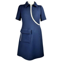 André Courrèges Robe Haute Couture en jersey marine avec zips blancs Circa 1970