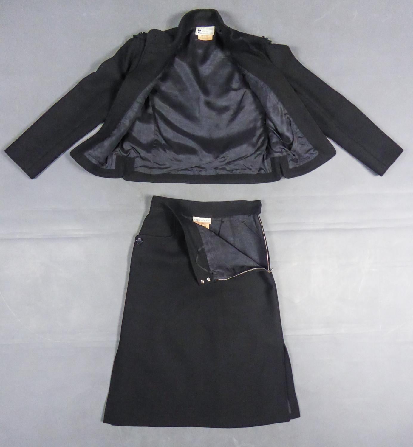 Circa 1968/1975

France

Gorgeous Modernist skirt suit by André Courrèges Haute Couture size 00 from 1968/1975. Fine combed wool set with twill ribs and stitching. Military-inspired futuristic cut with Mao collar, buttoned clip on the shoulders and