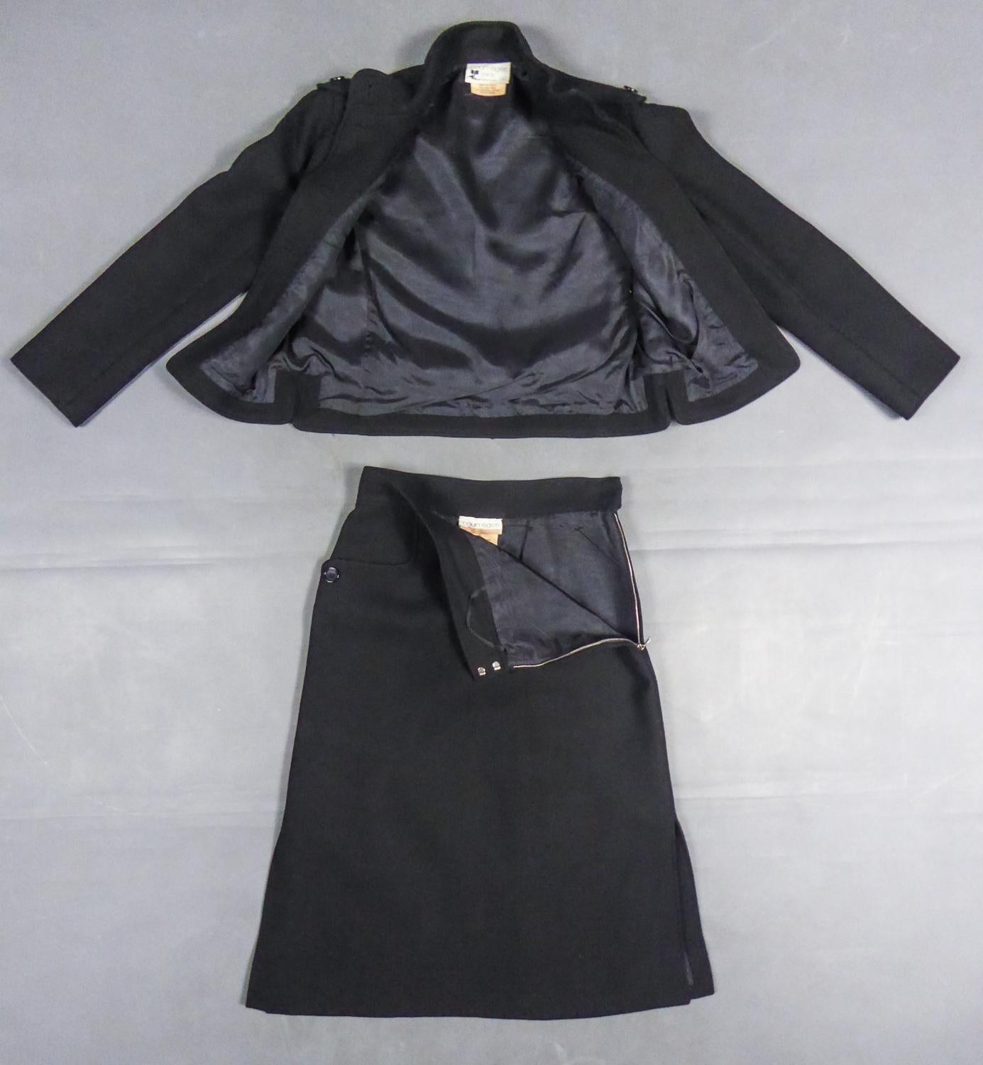 Circa 1968/1975
Francia
Splendido abito con gonna modernista di André Courrèges Haute Couture taglia 00 del 1968/1975. Set in lana pettinata fine con nervature e cuciture in twill. Taglio futuristico di ispirazione militare con colletto alla Mao,