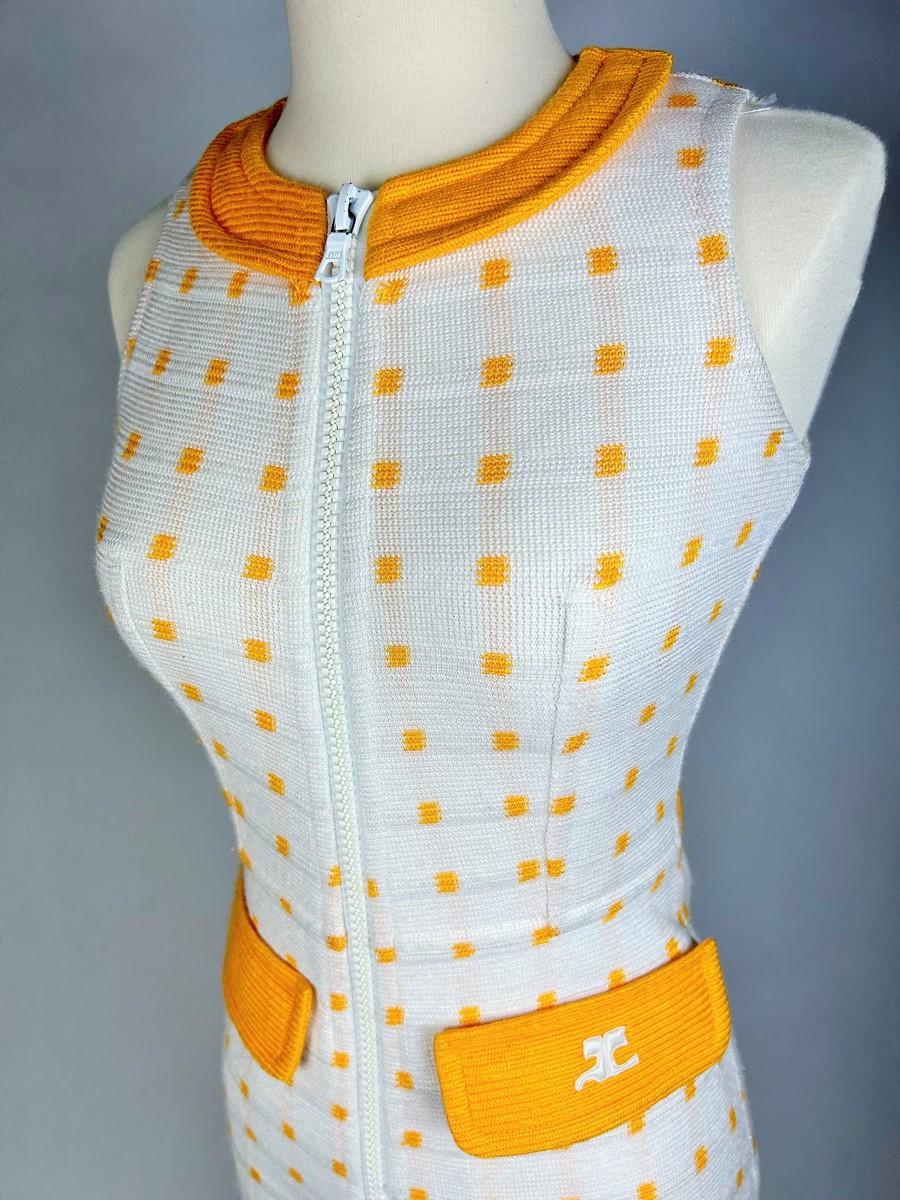 André Courrèges Combinaison Hyperbole en maille de laine blanche et jaune France Circa 1970 en vente 10