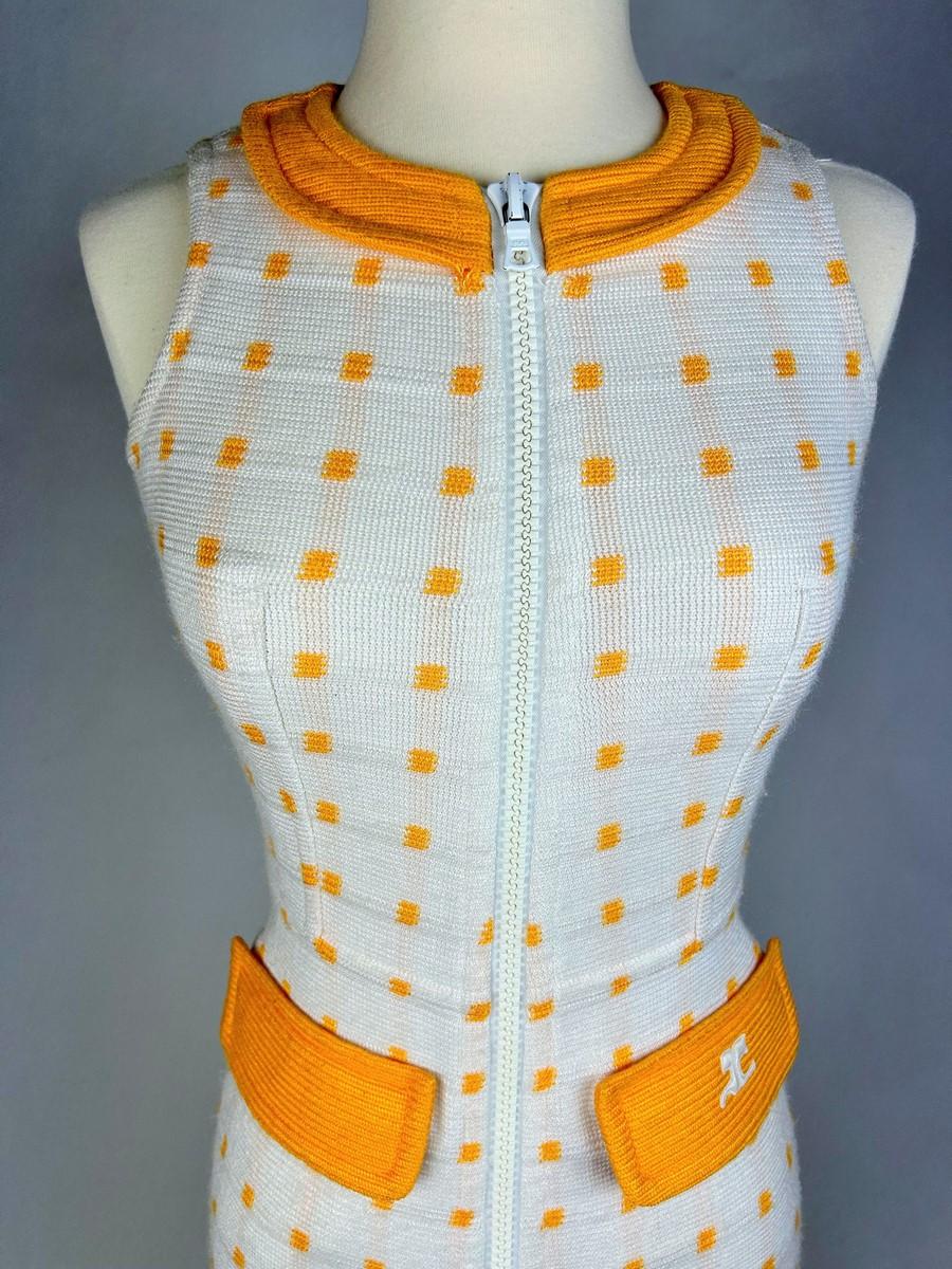 André Courrèges Combinaison Hyperbole en maille de laine blanche et jaune France Circa 1970 en vente 3