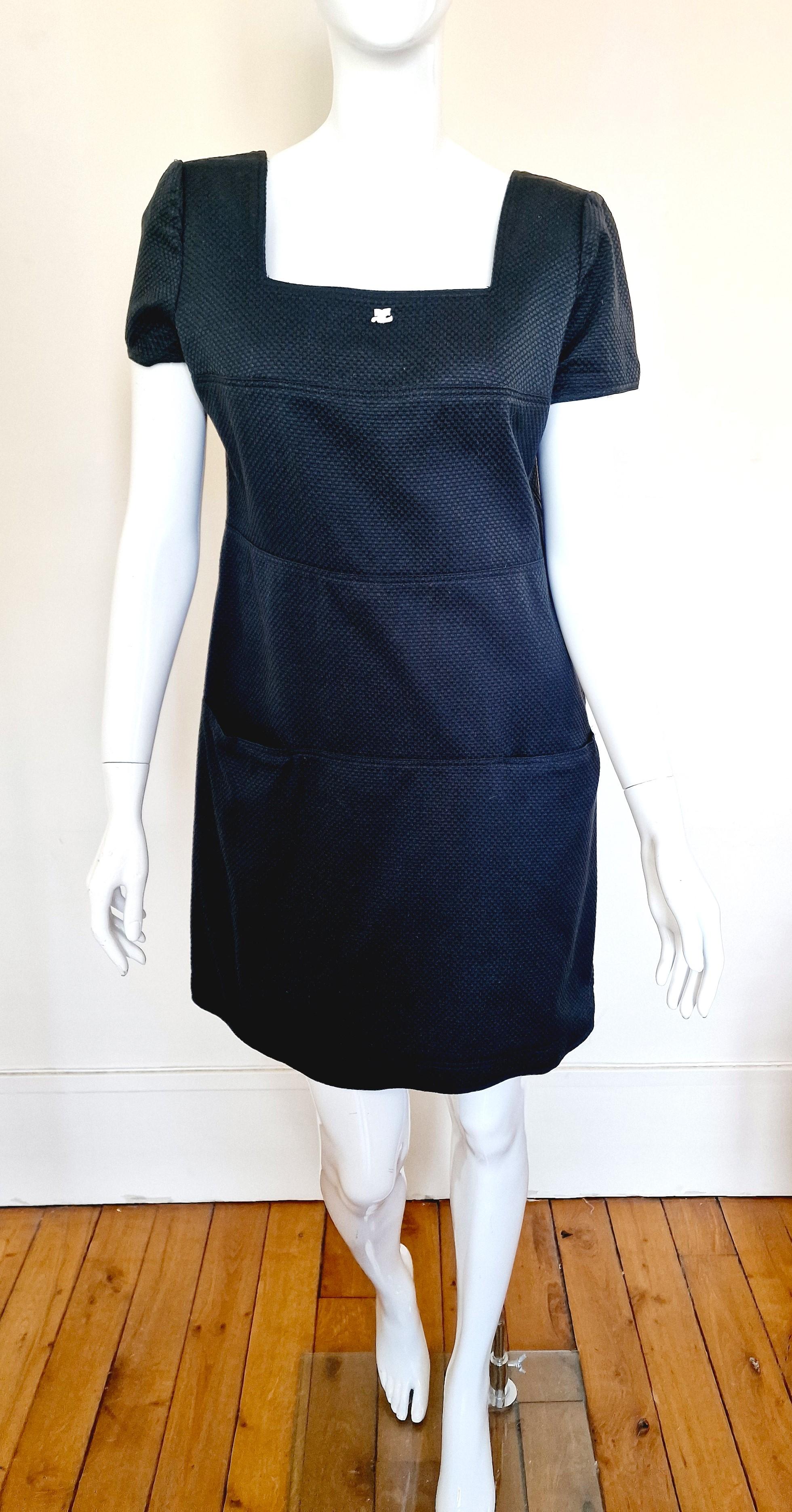 Trapeze dress by André Courrèges!
White logo on the front.
Square neck. Iconic Courrèges look!
2 huge front pockets.
There is a matching jakcet, the jacket is sold separatly!

VERY GOOD condition!

SIZE
Large.
Marked size: FR40.
Length: 88 cm / 34.6