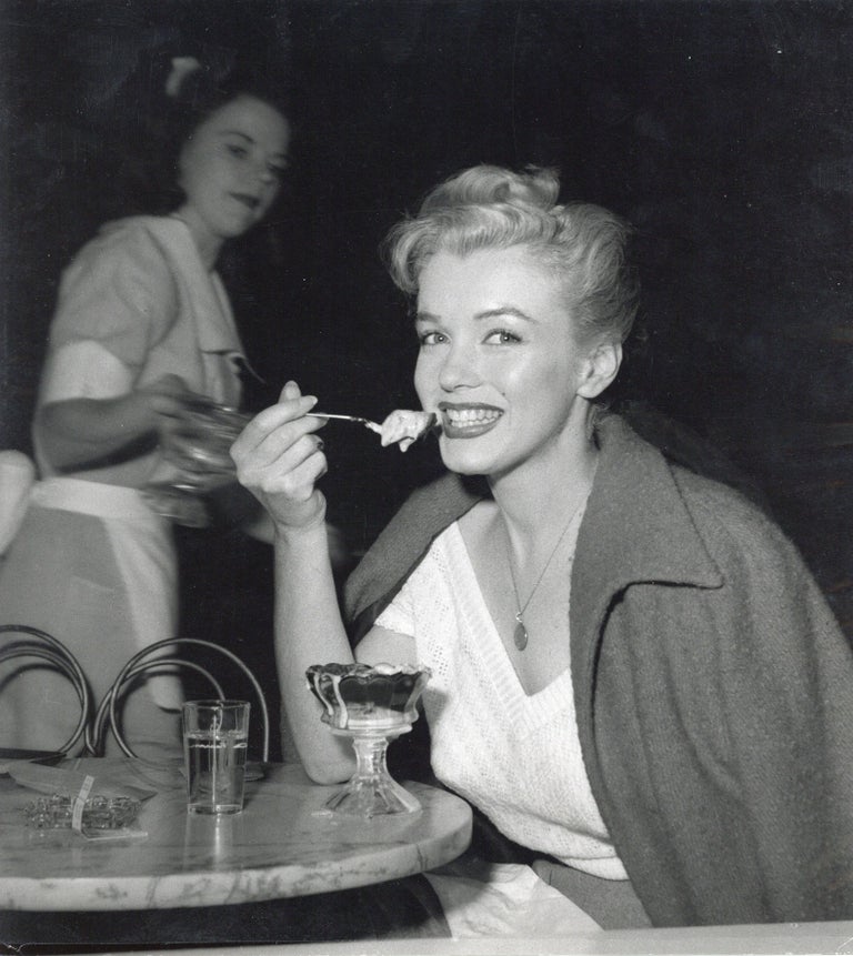 Andre de Dienes - Marilyn Monroe Eating Ice Cream Vintage Original  Photograph For Sale at 1stDibs | marilyn monroe ice cream, marilyn ice  cream, marilyn monroe comiendo