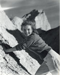 Marilyn Monroe 'Norma Jeane' Posing on Mountain - Photographie originale