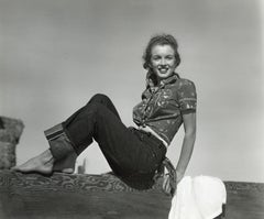 Marilyn Monroe 'Norma Jeane' posant sur une clôture en bois Photographie originale d'époque