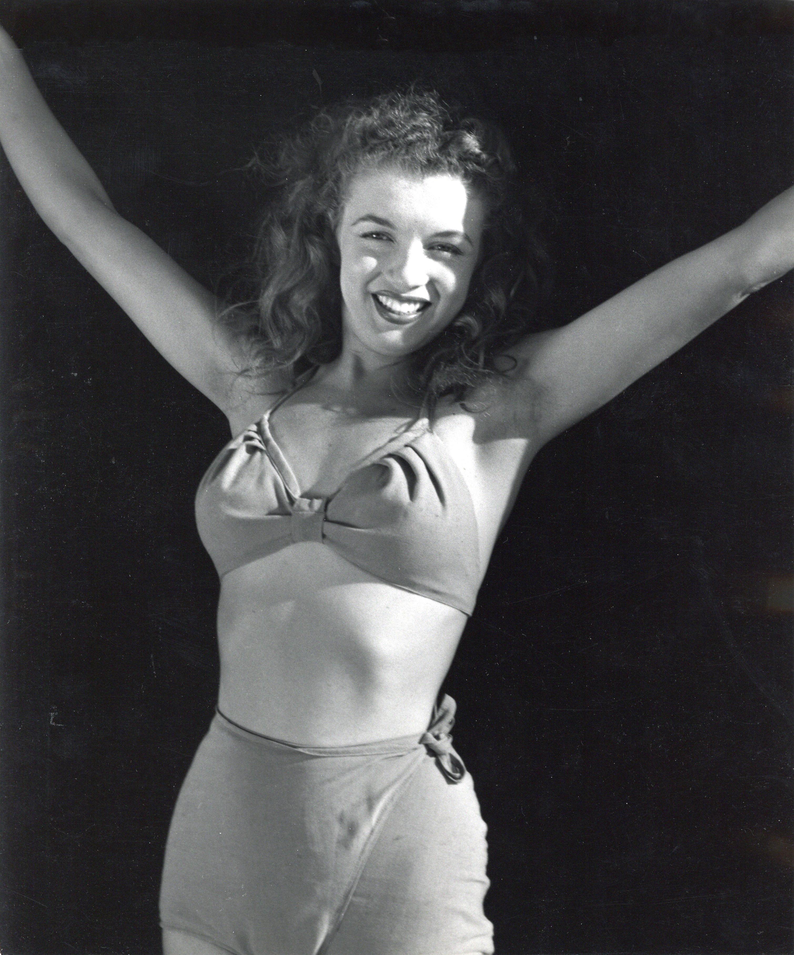 Andre de Dienes Black and White Photograph - Marilyn Monroe 'Norma Jeane' Striking a Pose Vintage Original Photograph