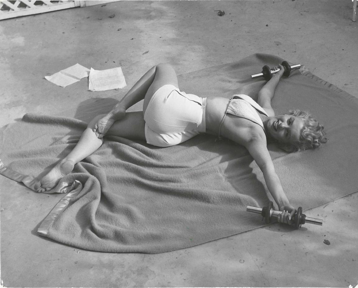 Marilyn Monroe en el patio de su bungaló del Hotel Bel Air, en Los Ángeles