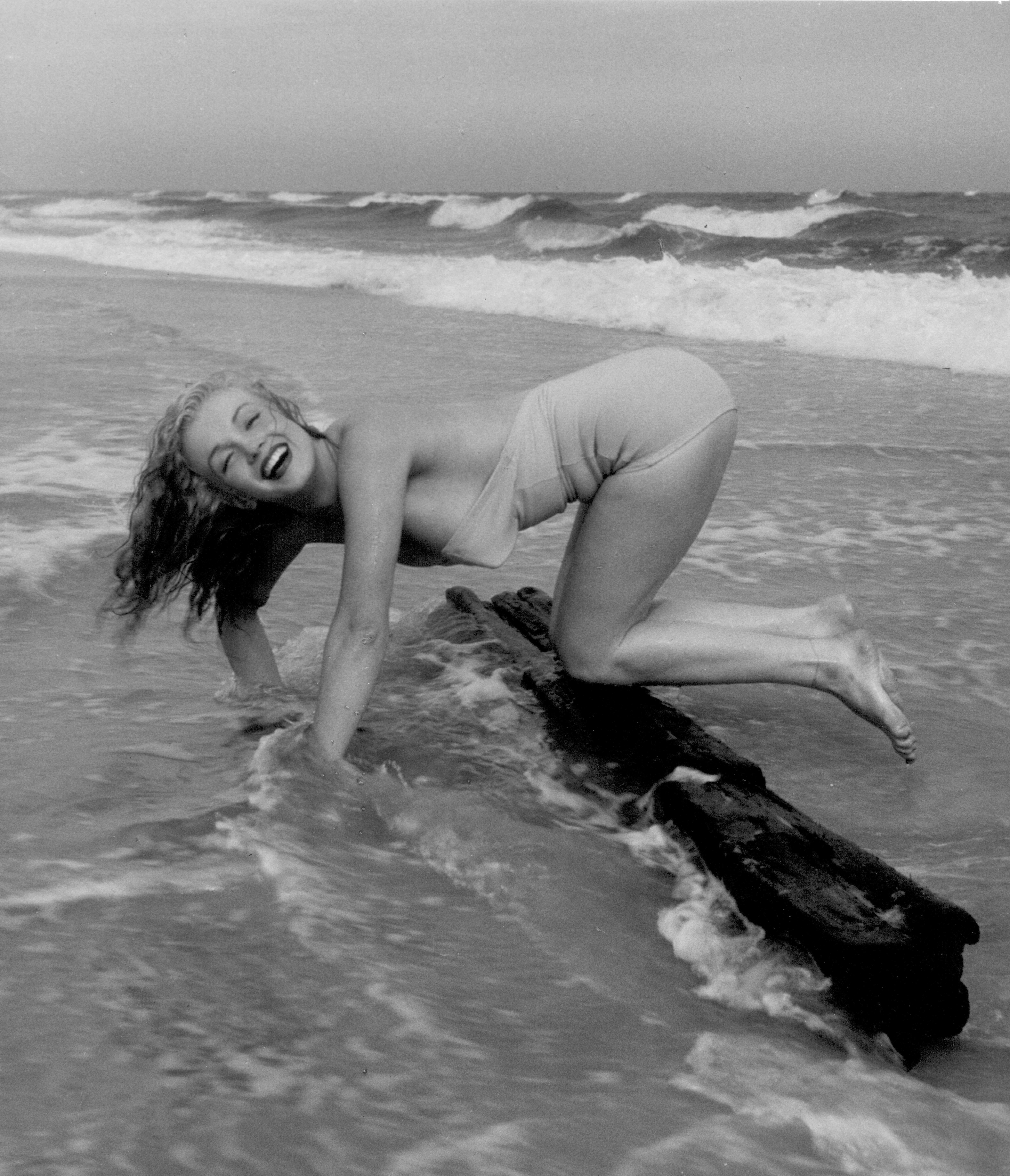 Marilyn Monroe, Tobay Beach, New York, 1949 – Photograph von Andre de Dienes