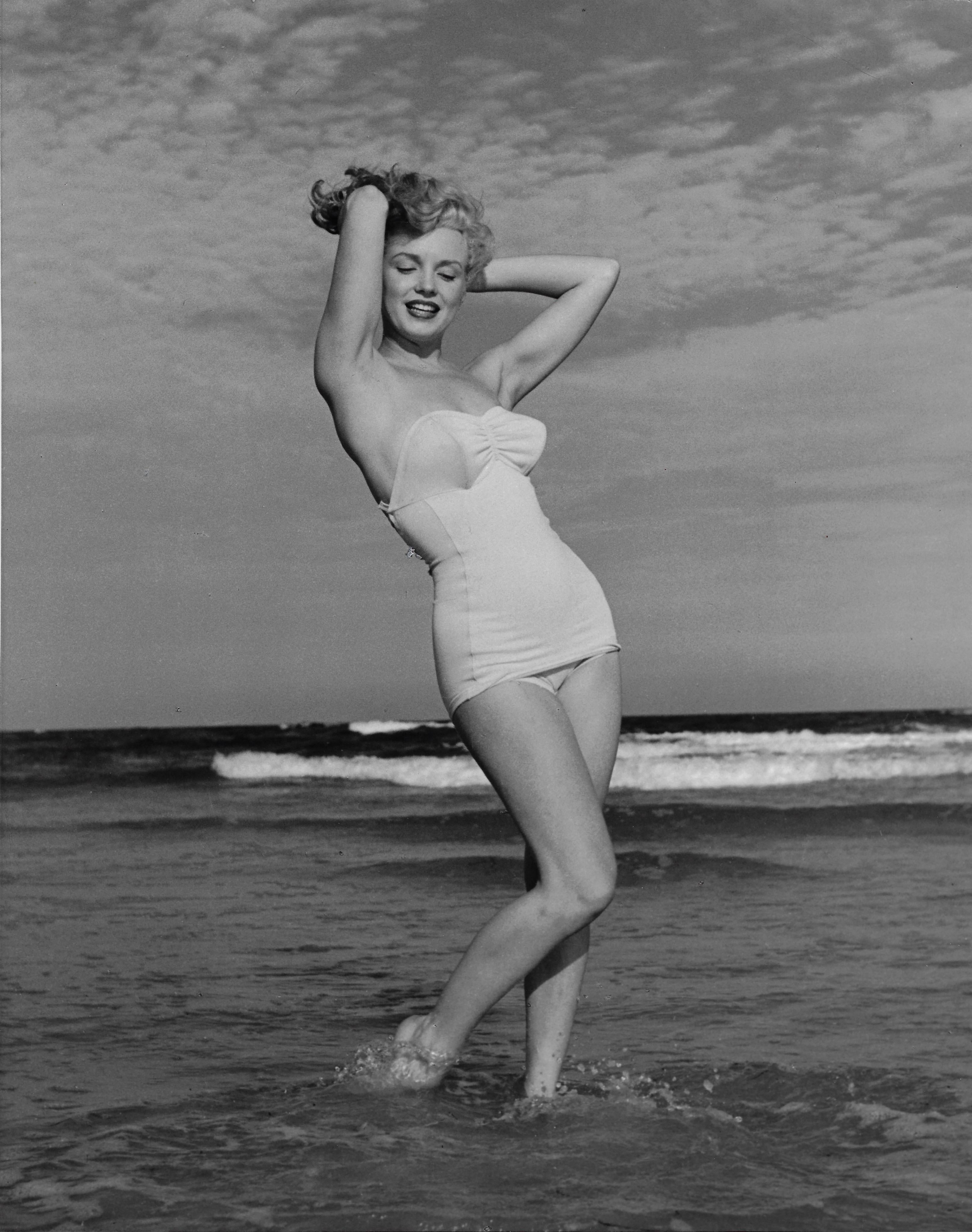 Marilyn Monroe, Tobay Beach, New York, 1949 – Photograph von Andre de Dienes