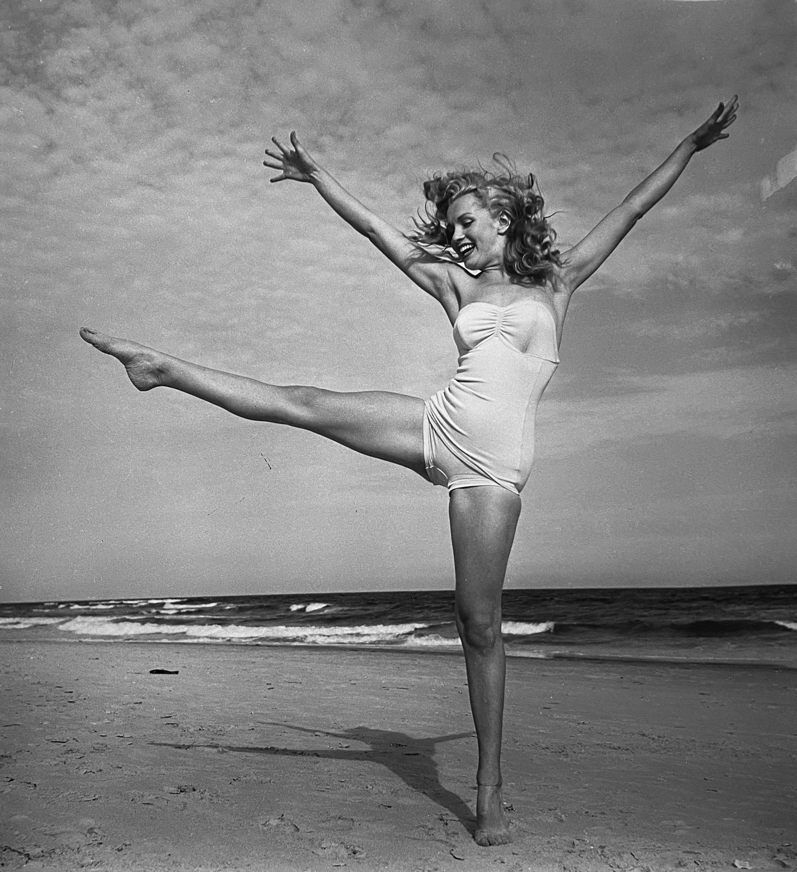 Marilyn Monroe, Tobay Beach, New York, 1949 – Photograph von Andre de Dienes