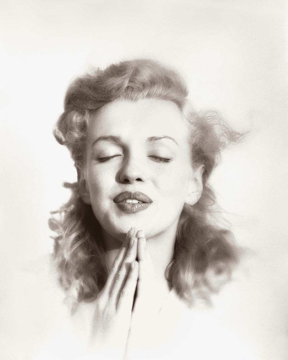 Black and White Photograph di Andre de Dienes - Marilyn Monroe, Tobay Beach, New York