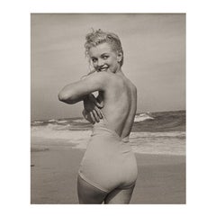 Marilyn Monroe par André de Dienes,  ''Flirt sur la plage'', noir et blanc