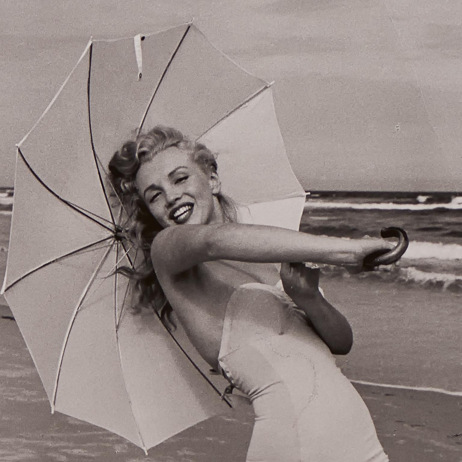 Marilyn Monroe 'Umbrella Girl on Beach' by André de Dienes - Black and White – Print von Andre de Dienes