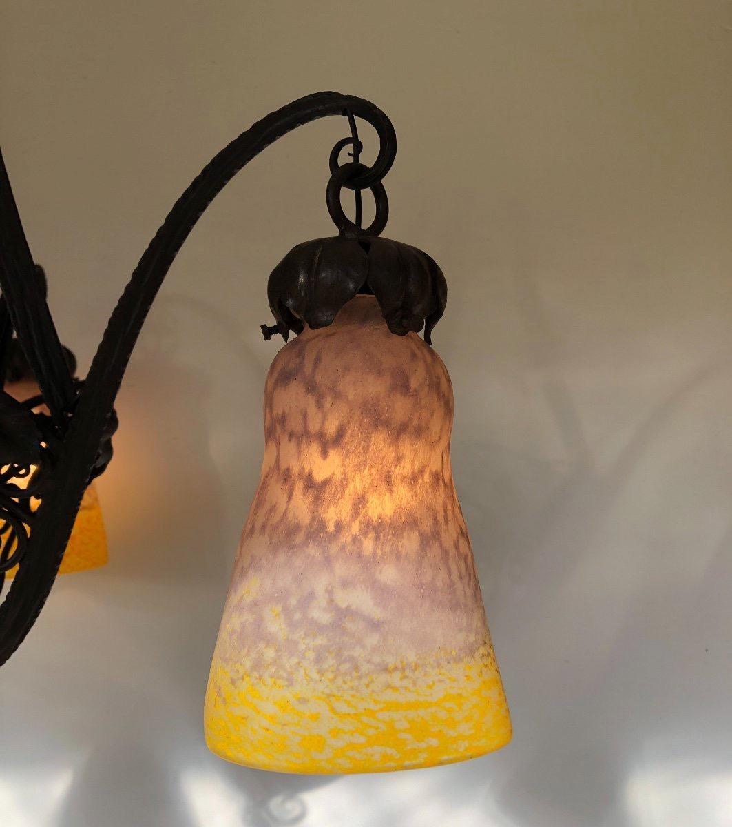 André Delatte Lustre Art Déco en fer forgé Trois tulipes en pâte de verre 3