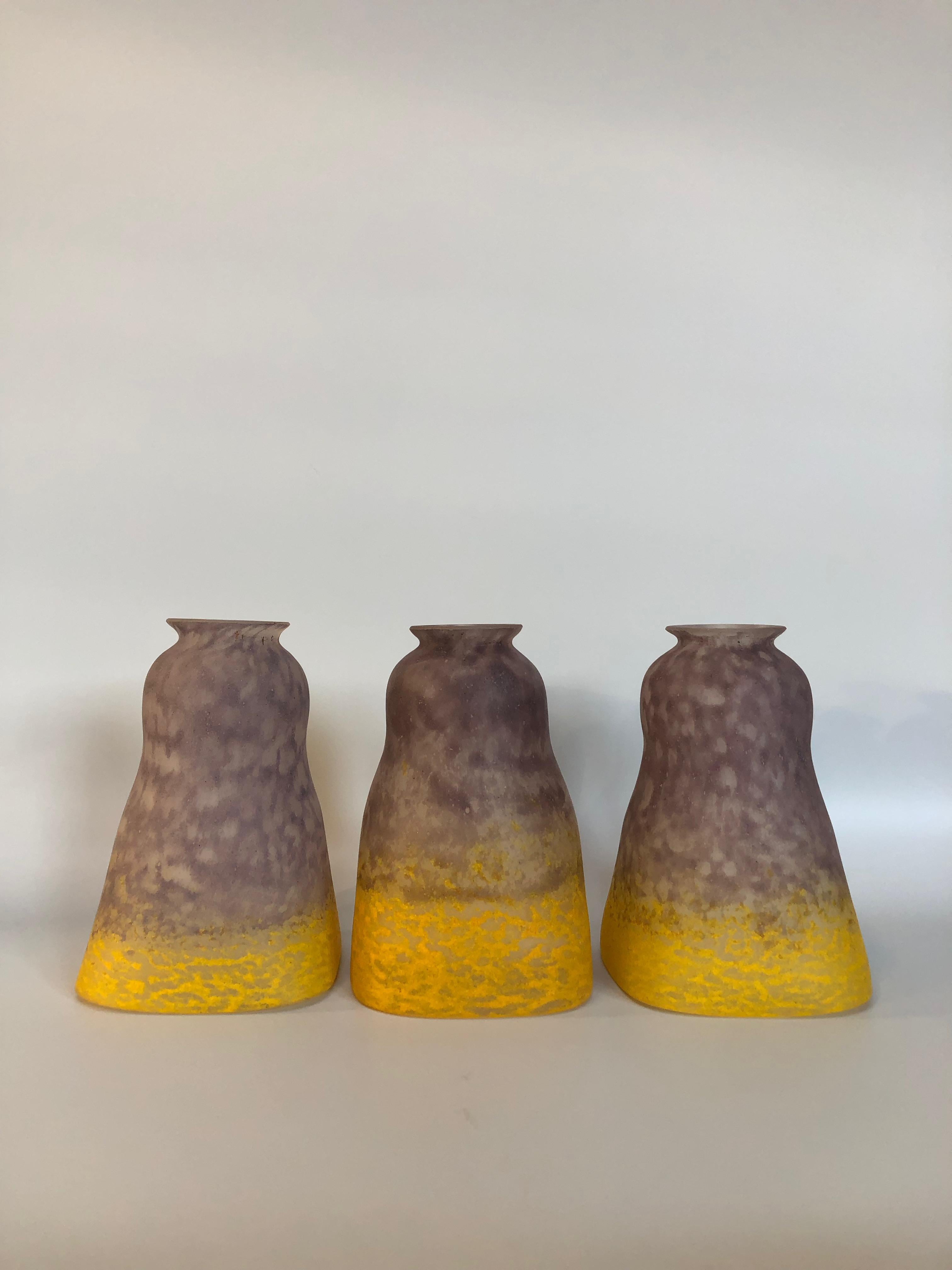 Lustres circa 1925 en fer forgé à décor floral trois tulipes signé André Delatte. 
Tulipes en verre poudré.
 Ce lustre est en parfait état et entièrement ré-électrifié prêt à être installé. 

Diamètre : total 54 cm
Hauteur totale : 68