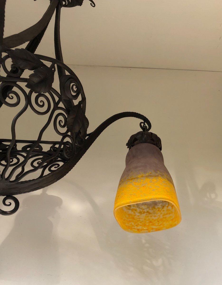 André Delatte Lustre Art Déco en fer forgé Trois tulipes en pâte de verre 1