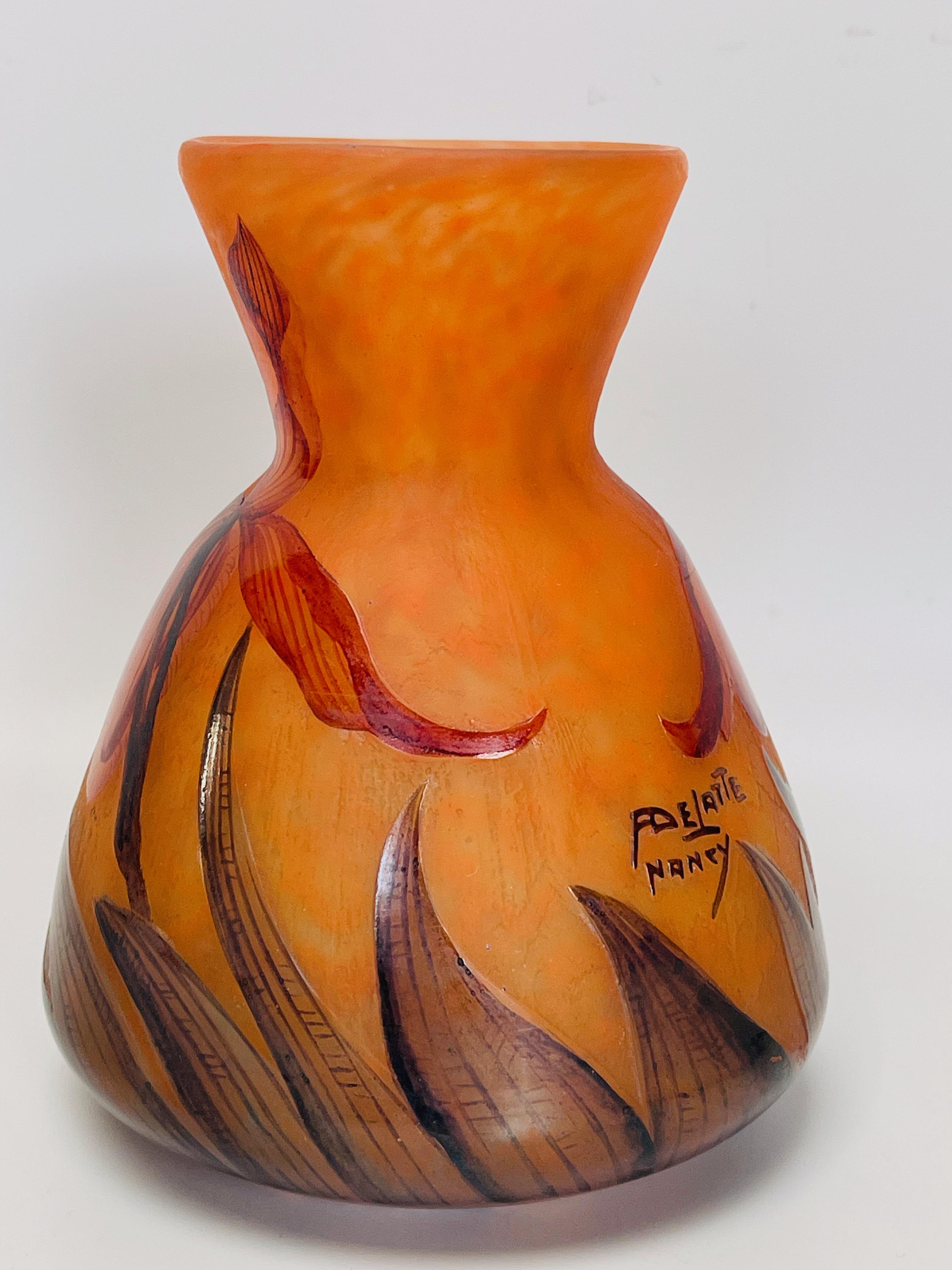 Vase en pâte de verre émaillé et gravé à l'acide avec un décor d'iris.
 Signé À.Delatte.
 En parfait état.

Diamètre : 11,5 cm
Hauteur : 14 cm
Poids : 600 g