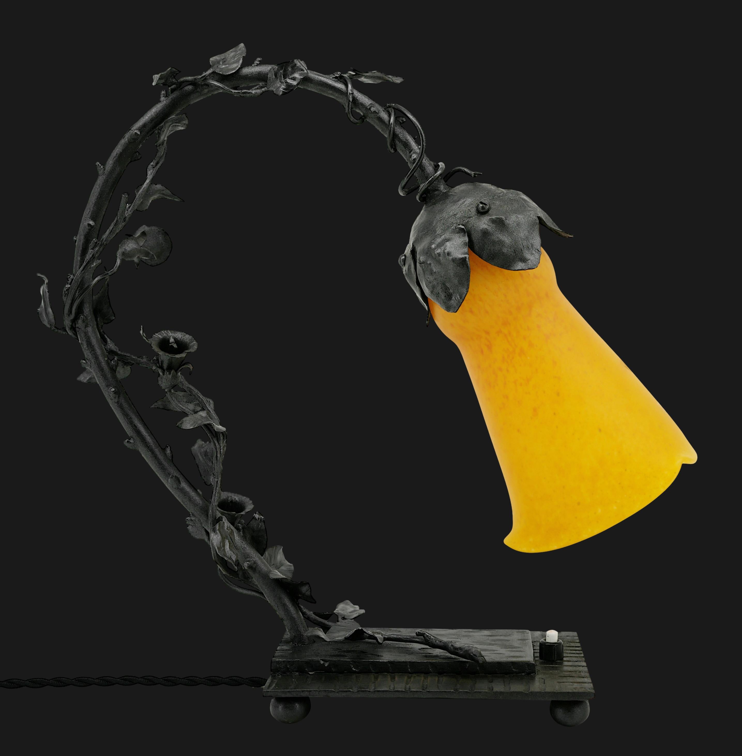 Große französische Art-déco-Tischlampe von Andre DELATTE (Jarville, Nancy), Frankreich, 1920er Jahre. Großer mundgeblasener doppelter Glasschirm von Delatte, aufgehängt an einer beeindruckenden schmiedeeisernen Halterung mit Bindweed-Muster. Höhe: