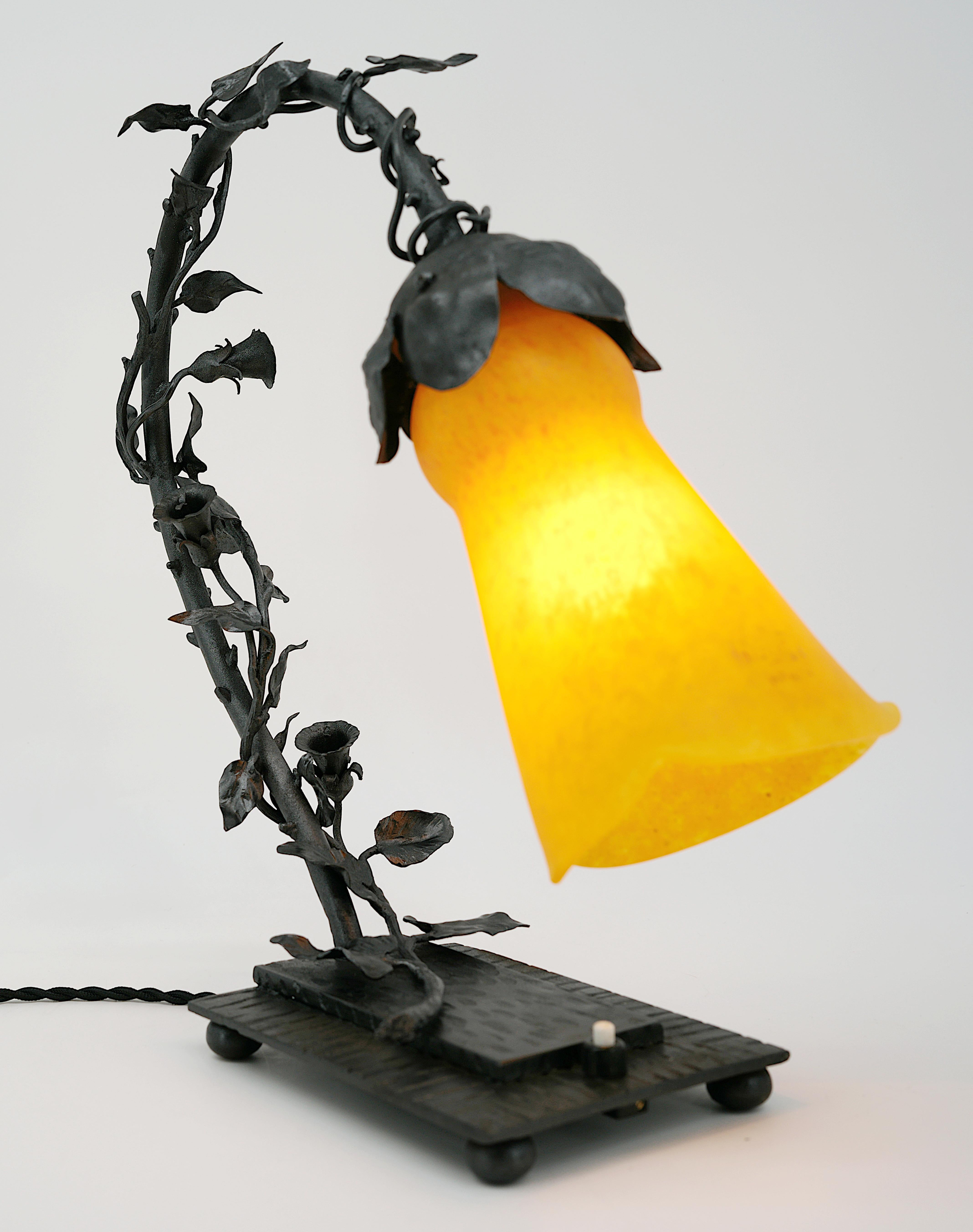 Lampe de table en liseron Andre Delatte, art déco français, fin des années 1920 en vente 1