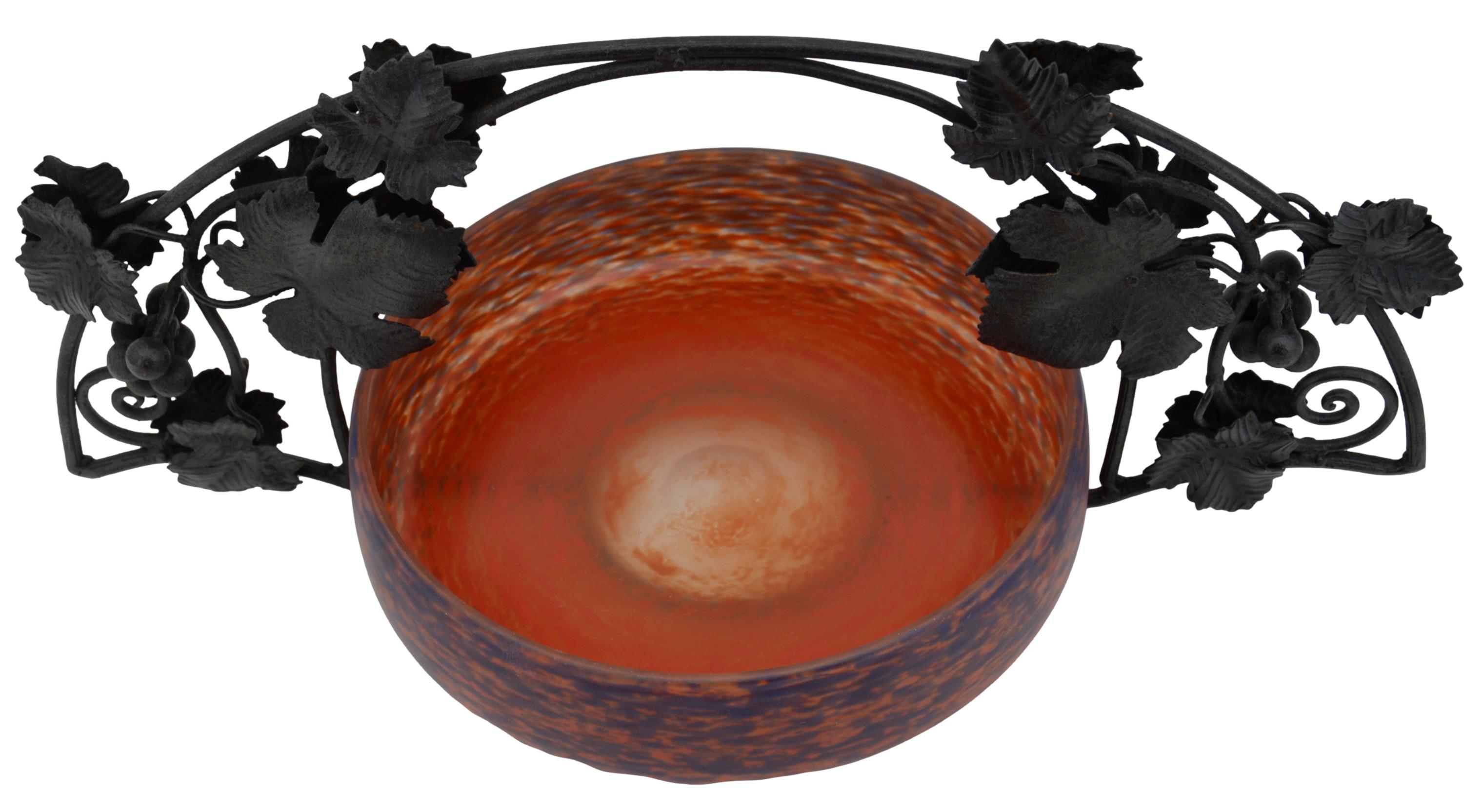 French Art Deco Fruit Bowl by André Delatte, Jarville (Near Nancy), France, 1920s.

A stunning example of French Art Deco glass, this center fruit bowl was crafted by the renowned André Delatte in the 1920s. Made from mottled glass, the piece