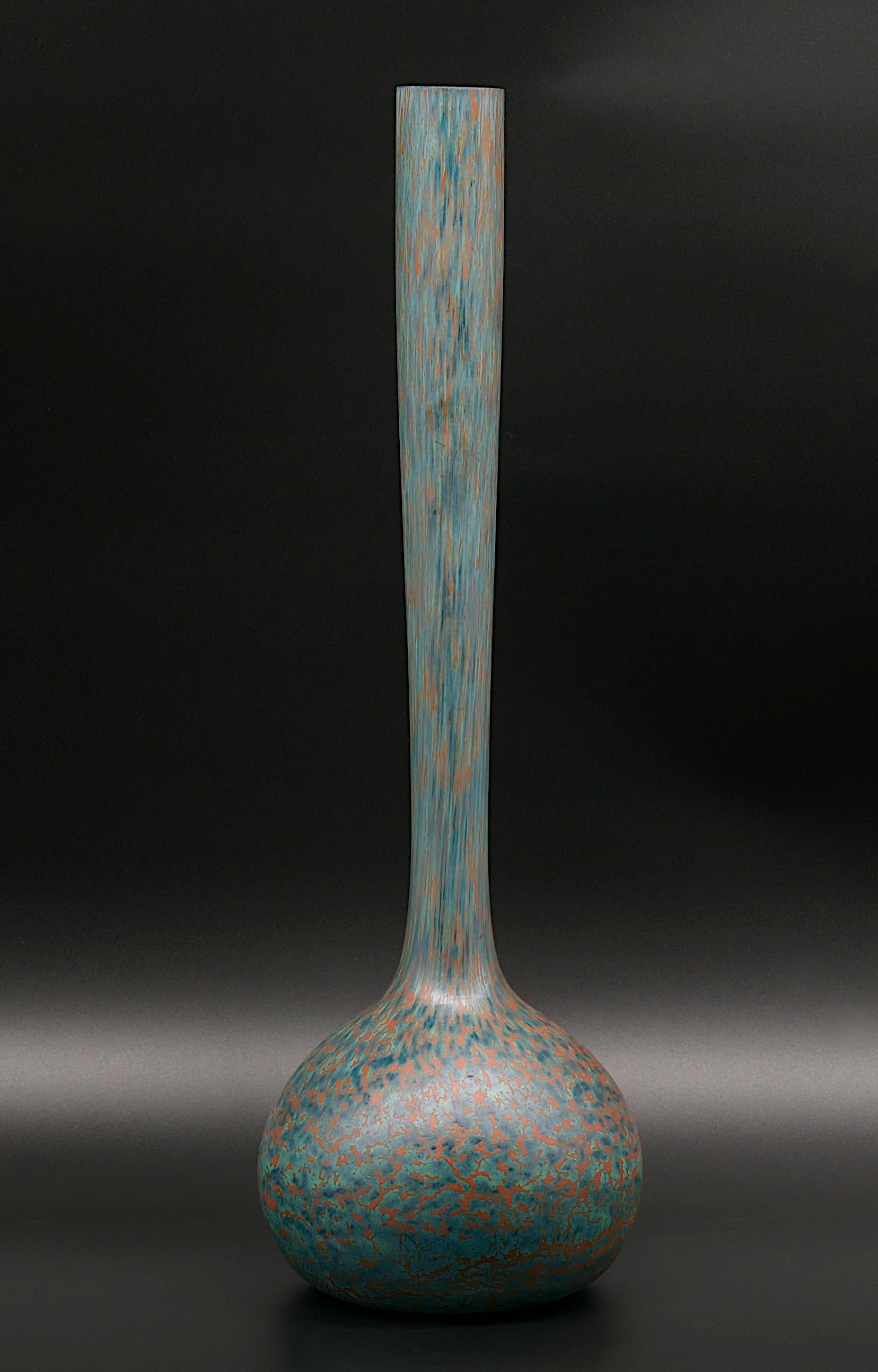 Vase à fleur unique de style Art déco français appelé berluze par Andre DELATTE (Jarville, près de Nancy), France, fin des années 1920. Double vitrage moucheté. Les émaux sont appliqués entre les deux couches. Hauteur : 18.7