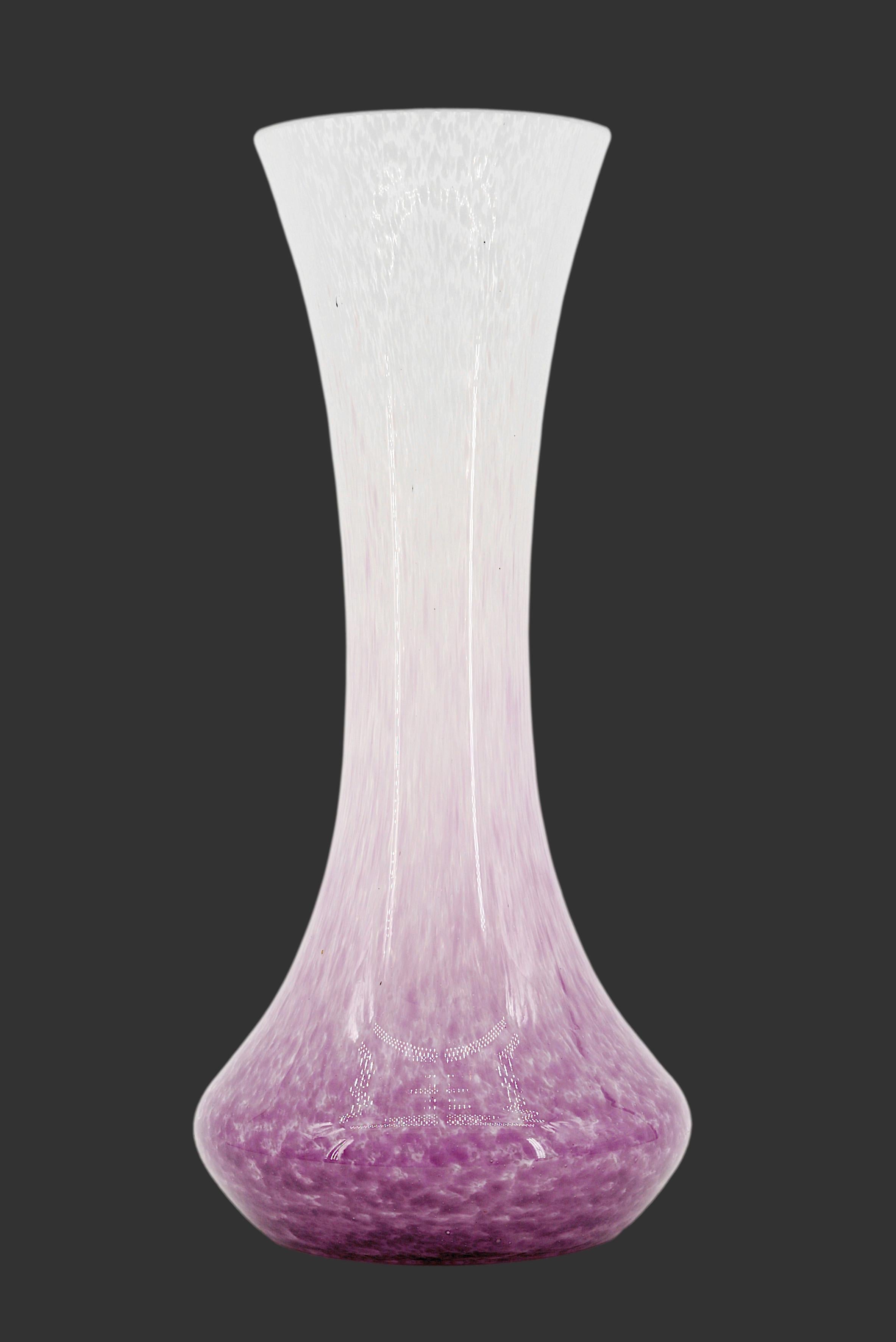 Französische Vase im Art déco-Stil von Andre DELATTE (Jarville, bei Nancy), Frankreich, Ende der 1920er Jahre. Gesprenkeltes Glas. Doppeltes Glas. Zwischen den beiden Schichten werden violette und weiße Emaillen aufgetragen. Höhe: 35cm (13.8