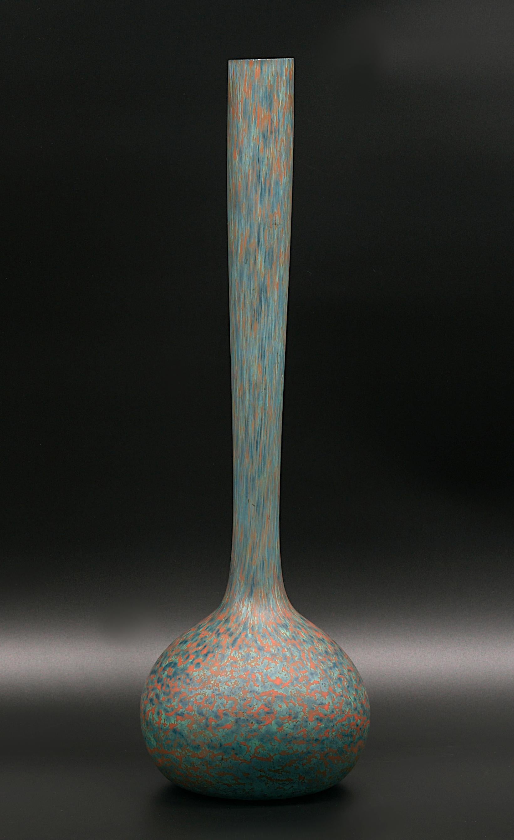 Vaso francese Art Déco a fiore singolo chiamato berluze di Andre Delatte (Jarville, vicino a Nancy), Francia, fine anni Venti. Doppio vetro screziato. Tra i due strati vengono applicati degli smalti. Altezza: 47,5 cm (18,7