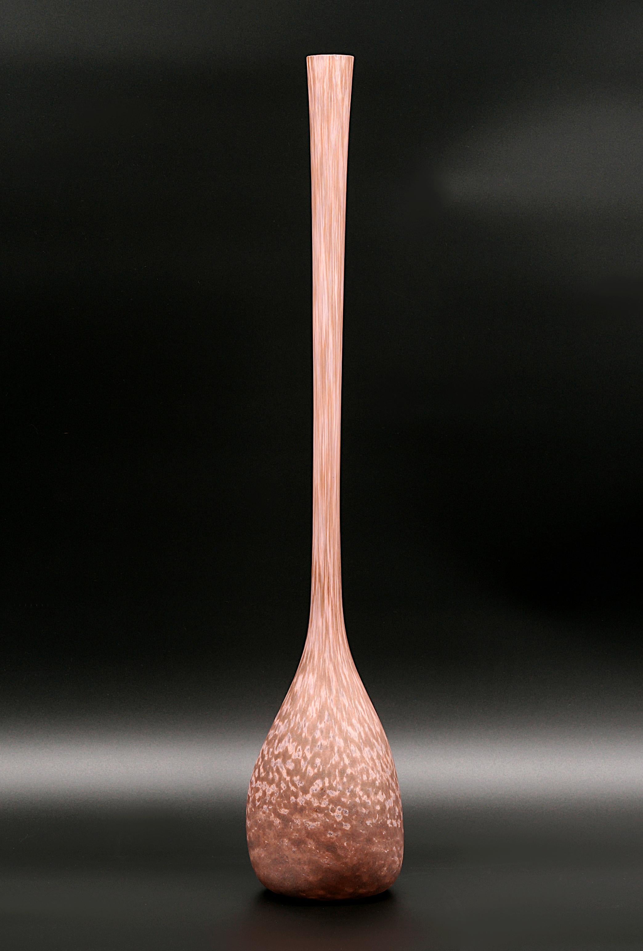 Vaso doppio screziato Art Déco francese a fiore singolo chiamato berluze di Andre Delatte (Jarville, vicino a Nancy), Francia, anni '20. Gli smalti vengono applicati tra i due strati. Altezza: 22