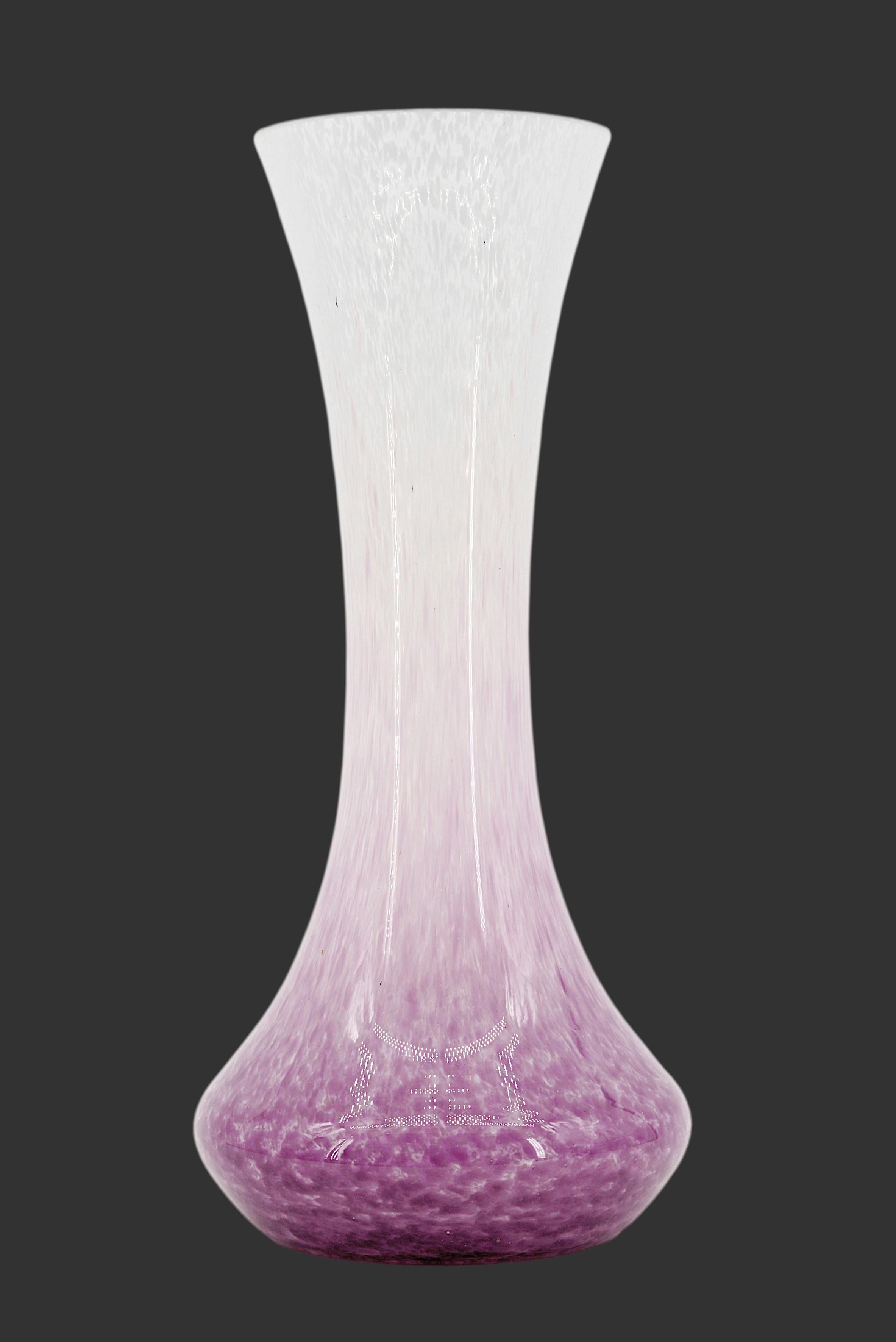Vaso francese Art Déco di Andre Delatte (Jarville, vicino a Nancy), Francia, fine anni '20. Vetro screziato. Doppio vetro. Tra i due strati vengono applicati smalti viola e bianchi. Altezza: 35 cm (13.8