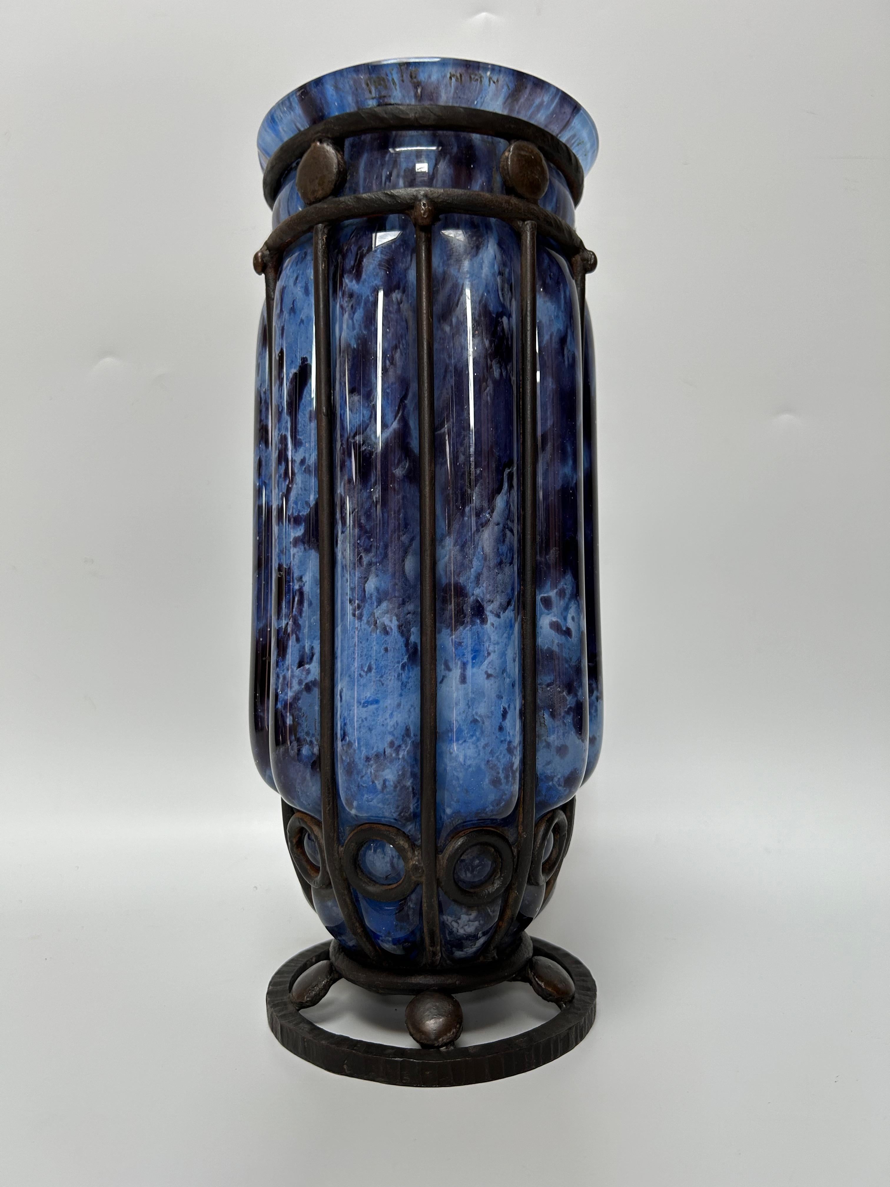 Vaso Art Deco del 1930 circa.
Vetro soffiato in una cornice di ferro battuto e bronzo.
Firmato A.Delatte Nancy.

Altezza: 27 cm
Diametro della base: 10,2 cm
Diametro del collo: 10.8 cm

André Delatte (nato a Châtenois nel 1887 e morto a Tolosa nel