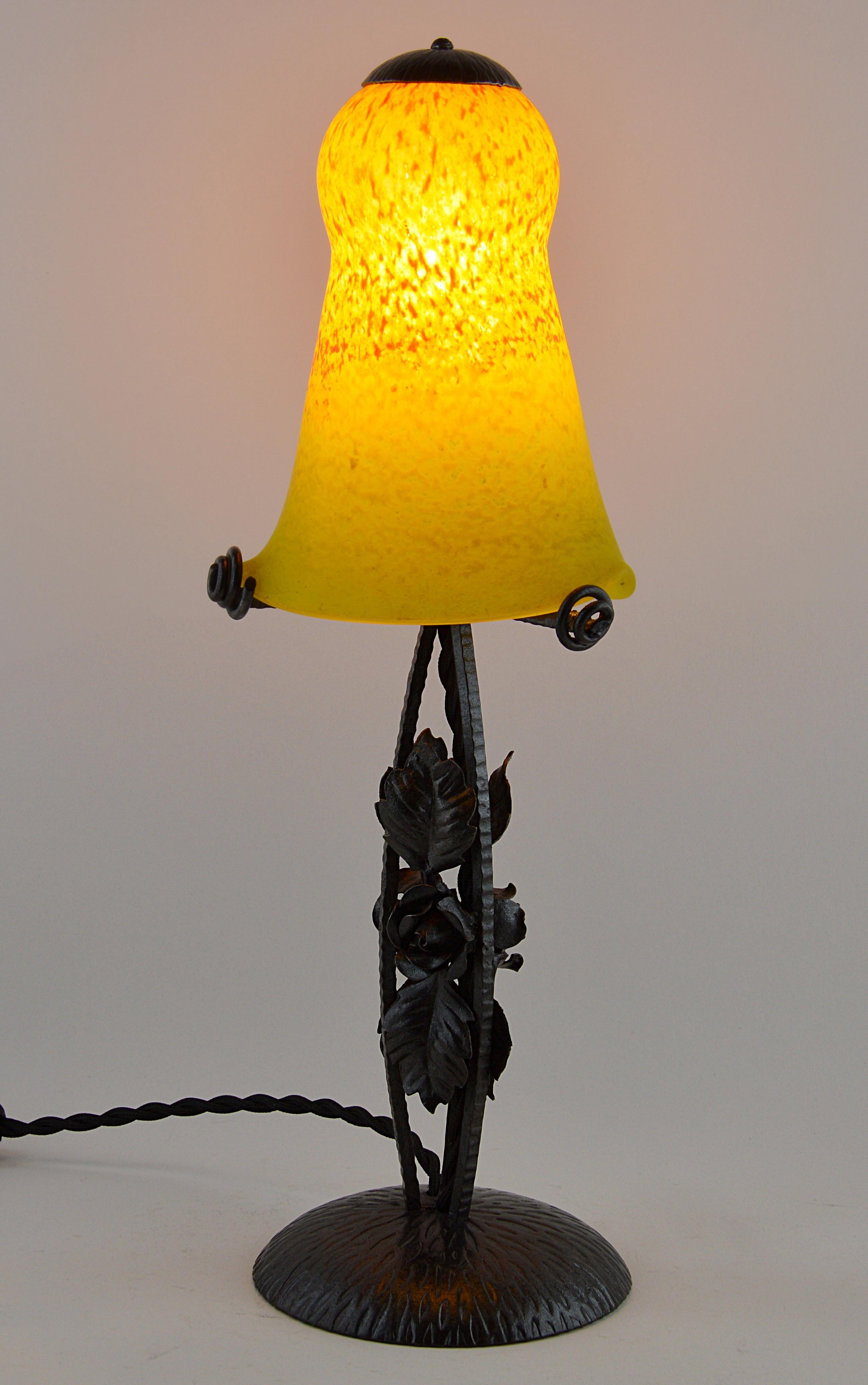 Pair of French Art Deco table lamp from a pair by Andre Delatte (Jarville, near Nancy), France, late 1920s. Glass and wrought iron. Mottled blown double glass shade. Colors: Yellow and red. Wrought iron base by Morin & Cie, 51 rue Flachet,
