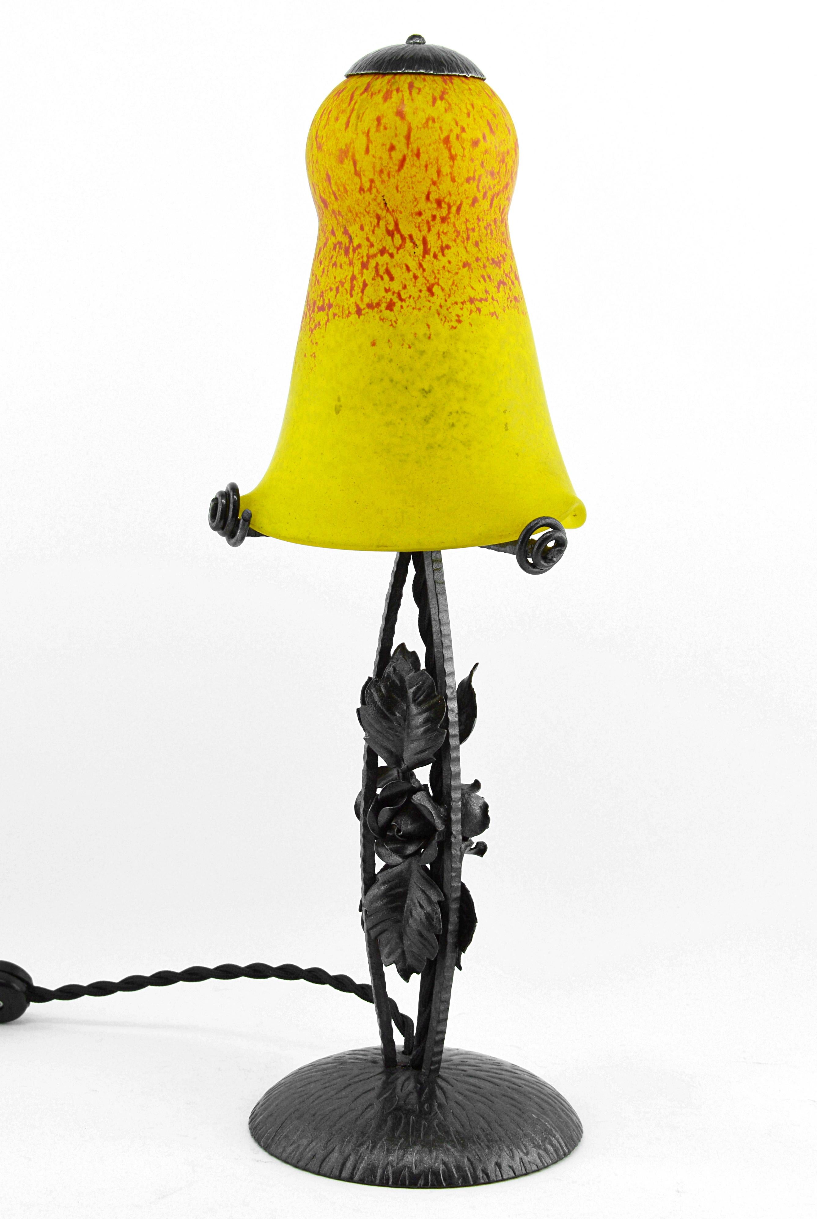 Coppia di lampade da tavolo francesi in stile Art Déco di Andre Delatte (Jarville, vicino a Nancy), Francia, anni Venti. Vetro e ferro battuto. Paralume in vetro doppio soffiato screziato. Colori: Giallo e rosso. Base in ferro battuto di Morin &