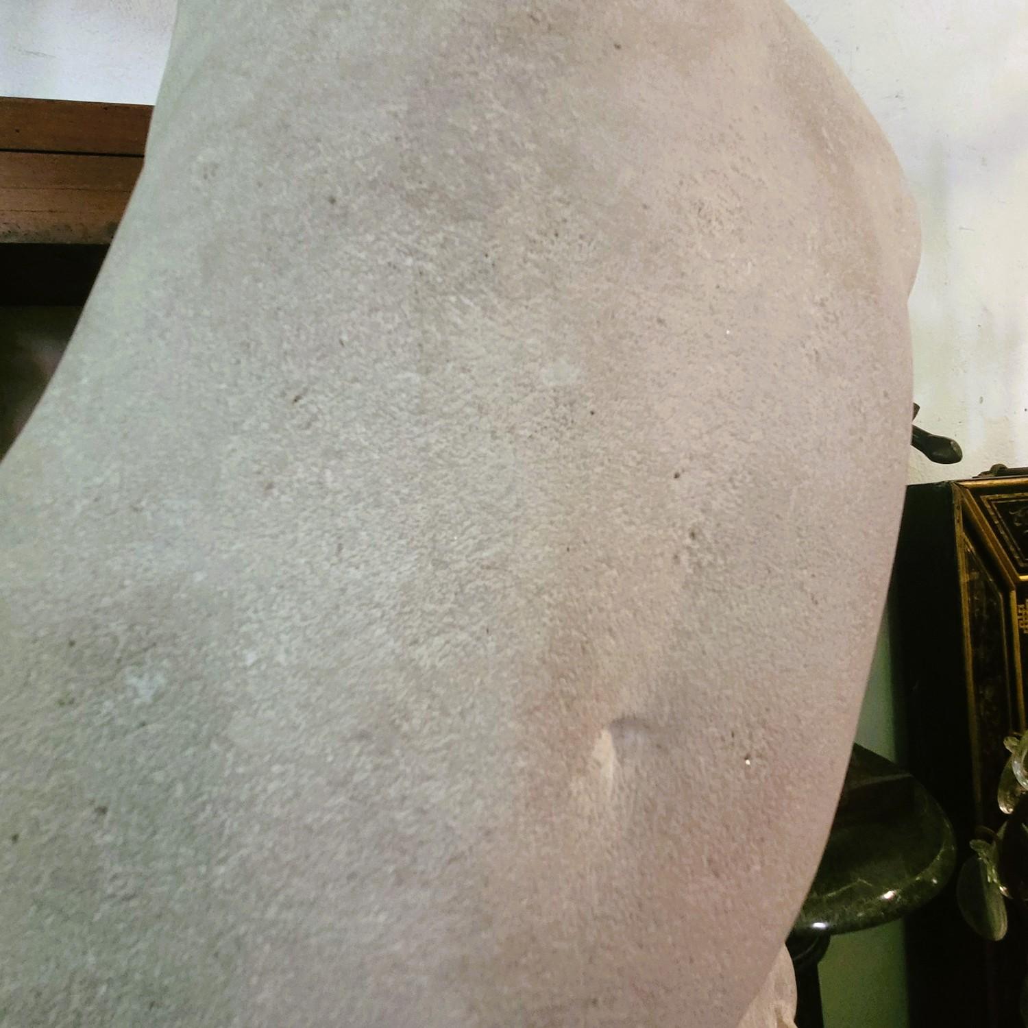 André Deluol, Uomo in piedi, scultura in pietra, XX secolo in vendita 10