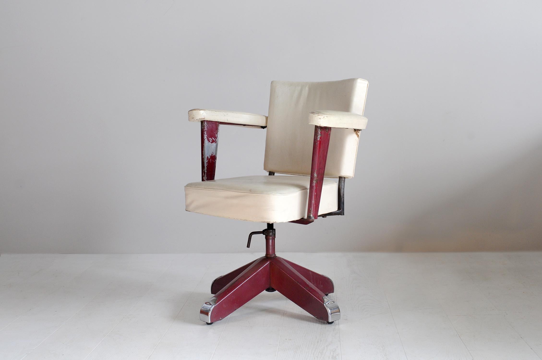 Office chair in crimson lacquered stamped aluminum, white imitation leather and chrome highlights from Maison Dominique (André Domin and Marcel Genevrière) France 1950. This furniture was created for the equipment of the Clémenceau aircraft carrier.