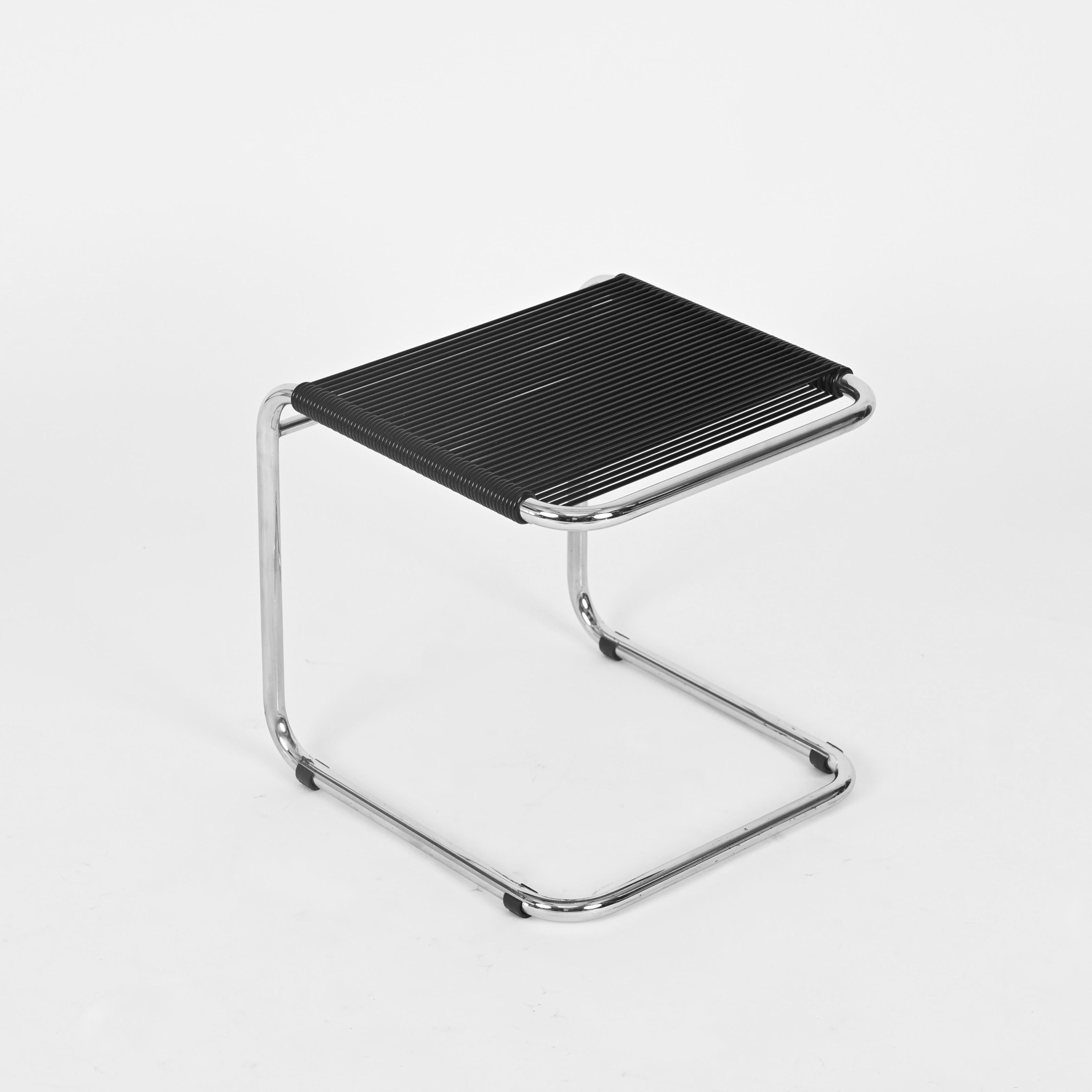 Splendido sgabello di metà secolo in acciaio tubolare cromato e corda di gomma nera annodata. Questo elegante oggetto è stato progettato da Andre Dupre e prodotto da Knoll negli anni Cinquanta.

Questo oggetto poliedrico può essere utilizzato come
