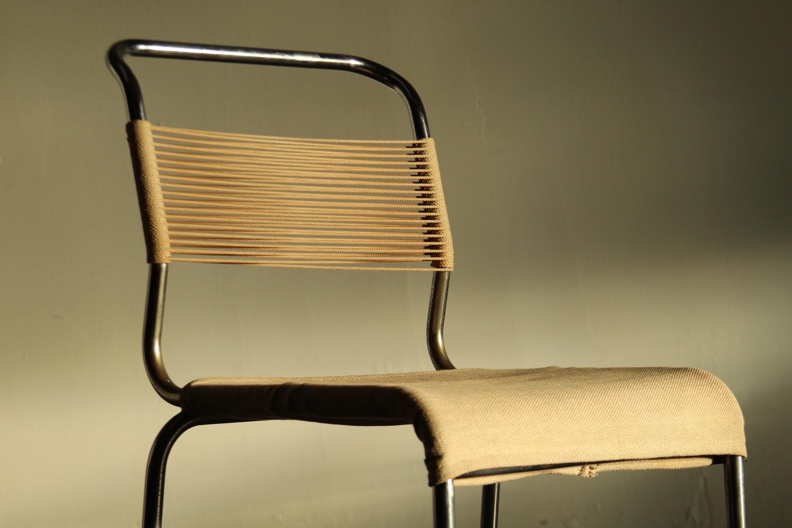 Un magnifique fauteuil à cordes du designer français Andre/One pour Knoll Associates vers 1947. Cet exemplaire ancien et rare, de qualité muséale, est entièrement d'origine et son cadre présente une patine absolument stupéfiante. La Corde du dos est