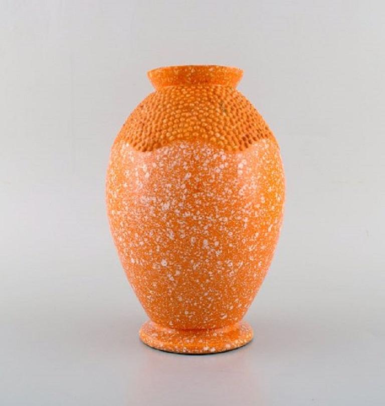 Andre Fau (1896-1982) per Boulogne. Vaso Art Deco in ceramica smaltata. Bellissimo smalto maculato con sfumature arancioni, anni '40.
Misure: 20,5 x 14 cm.
Timbrato.
In ottime condizioni.

  