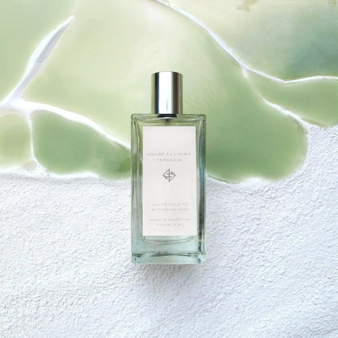 fargesia è la nostra eau de toilette ispirata al bambù. utilizzando molti degli elementi caratteristici di andre come pietre di paragone, le sue note giocano su ingredienti semplici e naturali, tra cui il bambù, mescolati a una fresca nota di agrumi