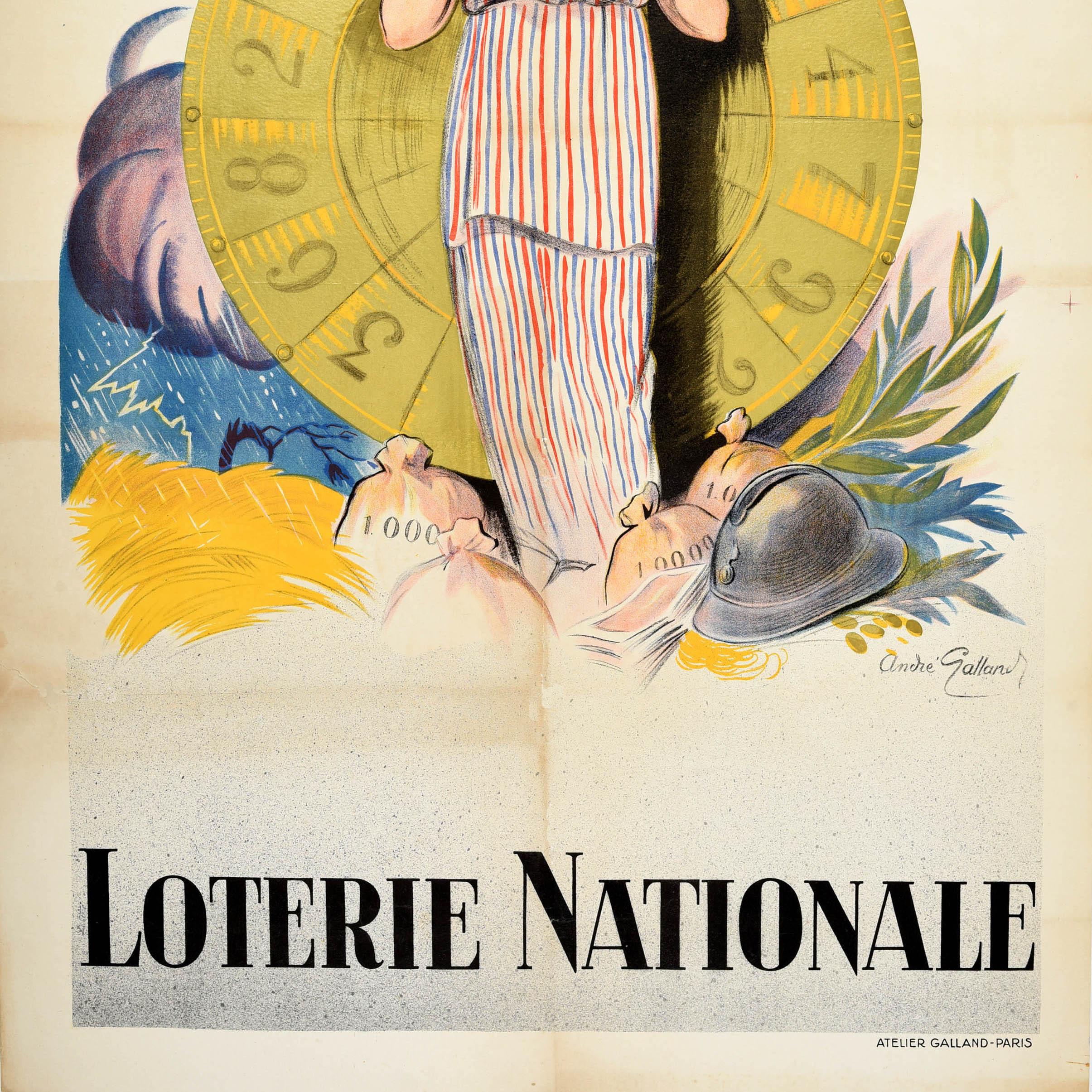 Original Vintage-Werbeplakat für die französische Nationallotterie / Loterie Nationale mit einer lächelnden Person in gestreifter Tunika mit roter Mütze, die einige schwere Geldsäcke voller Münzen mit der Aufschrift 1.000.000 und 5.000.000 vor einer