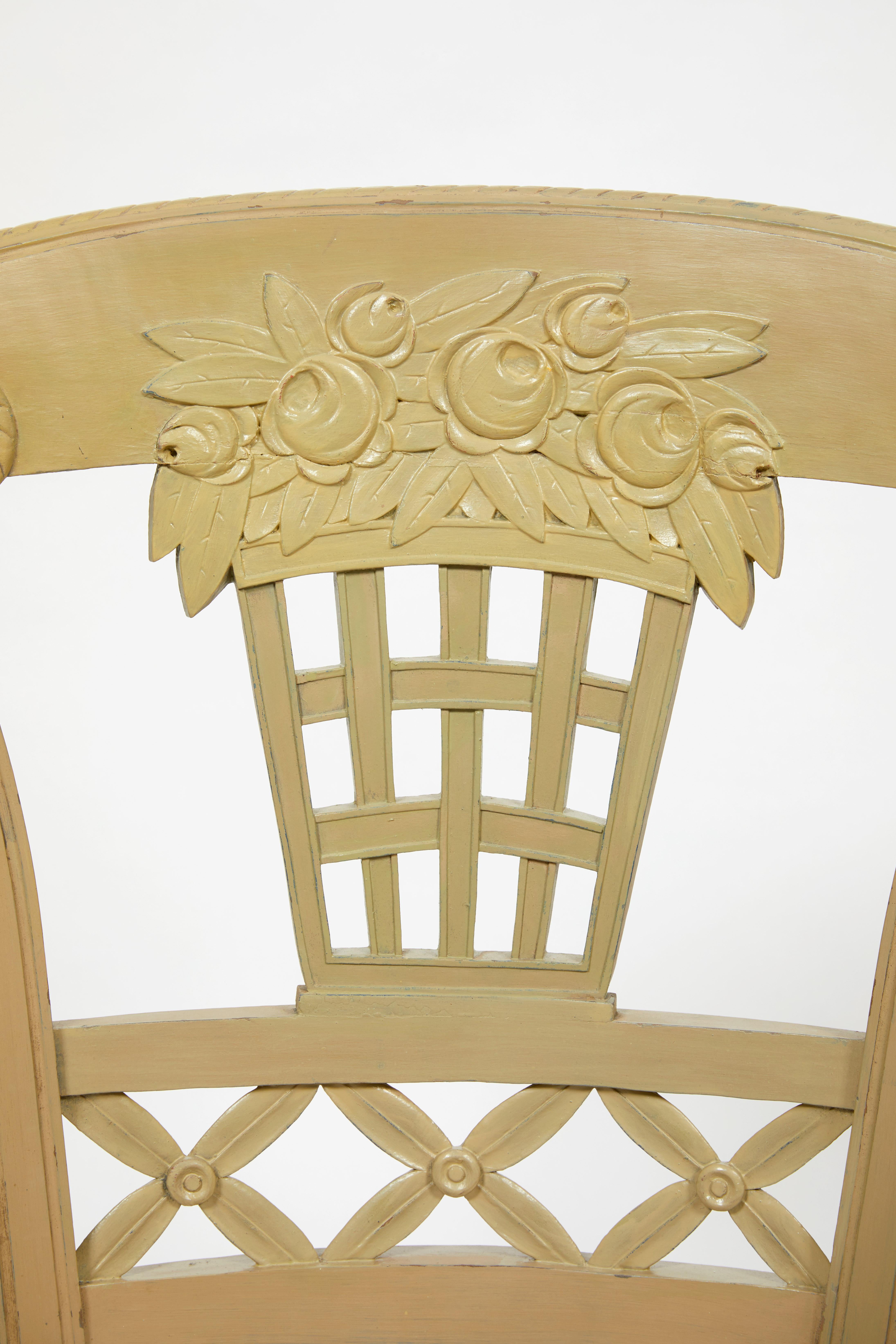 The very Classic form comes from Provençal furniture of the 18th century. The folders are decorated in the center, finely carved with a basket openwork receiving flowers. The edge of the headbands is embellished with a cordelière pattern commanding