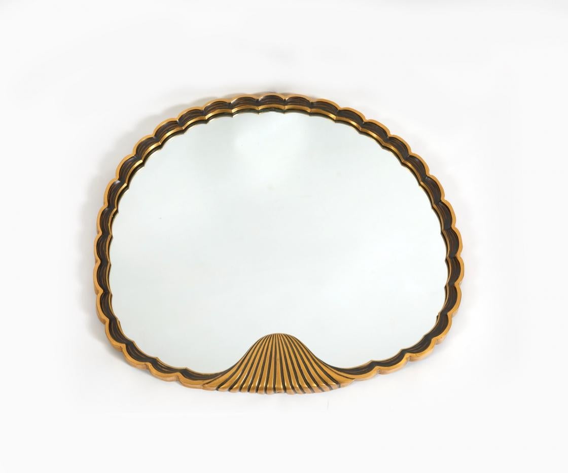 Shell mirror, circa 1922.

Wall mirror; bronze frame with double brown and gold patina in the shape of a lanceolated shell. Wood base.

Measures: H 50 - L 57.5 cm (H 19.7 - W 22.6 in)

Bibliography
Félix Marcilhac, 