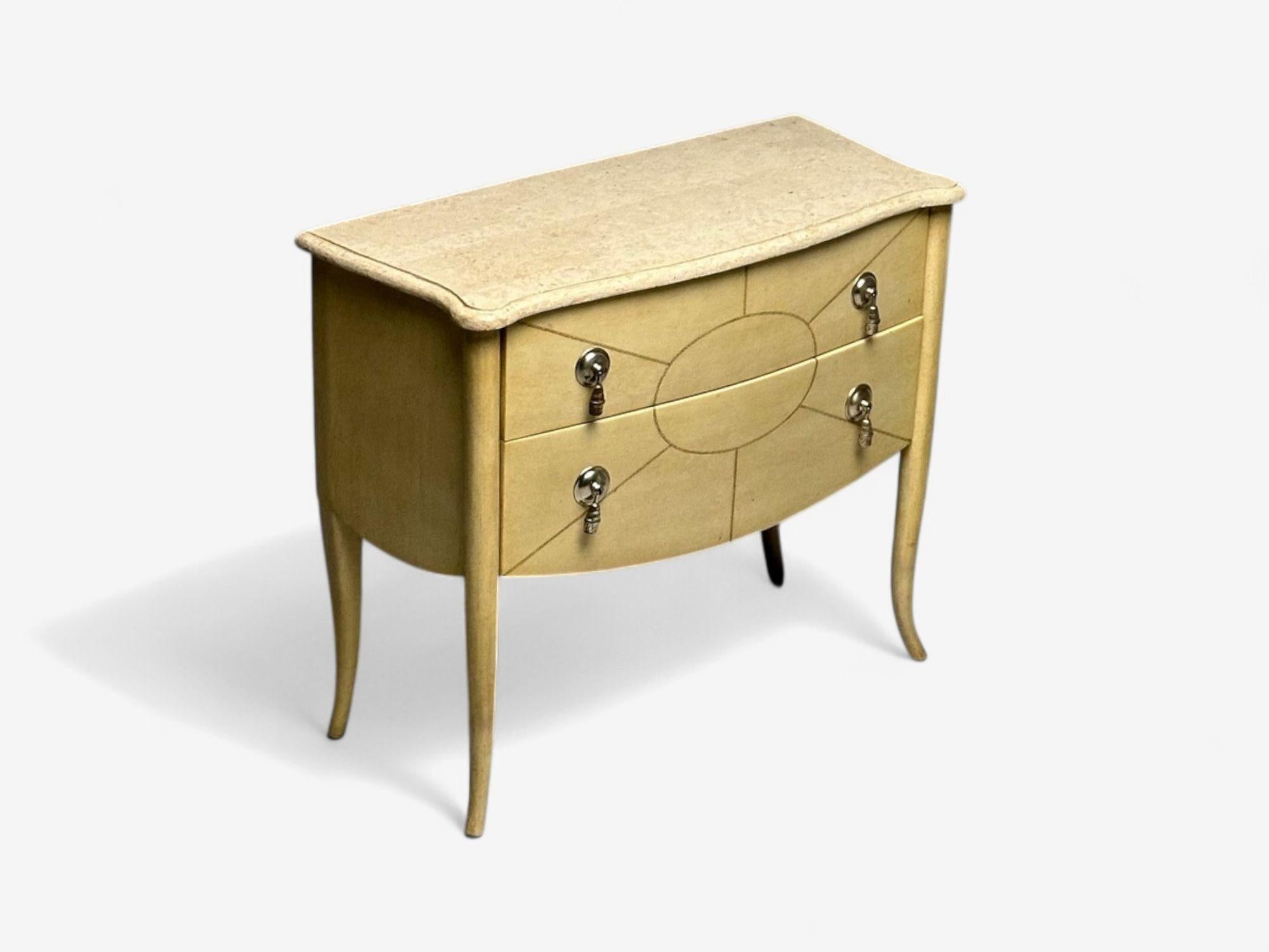Stile Andre Groult, Art Déco, Carta pergamena, A. Stone, Comodino, anni '90

Un mobile singolo della metà del secolo scorso, realizzato alla maniera del designer francese Andre Groult. Questo esemplare ha una finitura in carta pergamena, un piano in
