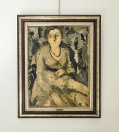 Jeune femme assise avec collier de perles
