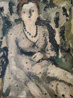 Jeune femme assise avec collier de perles