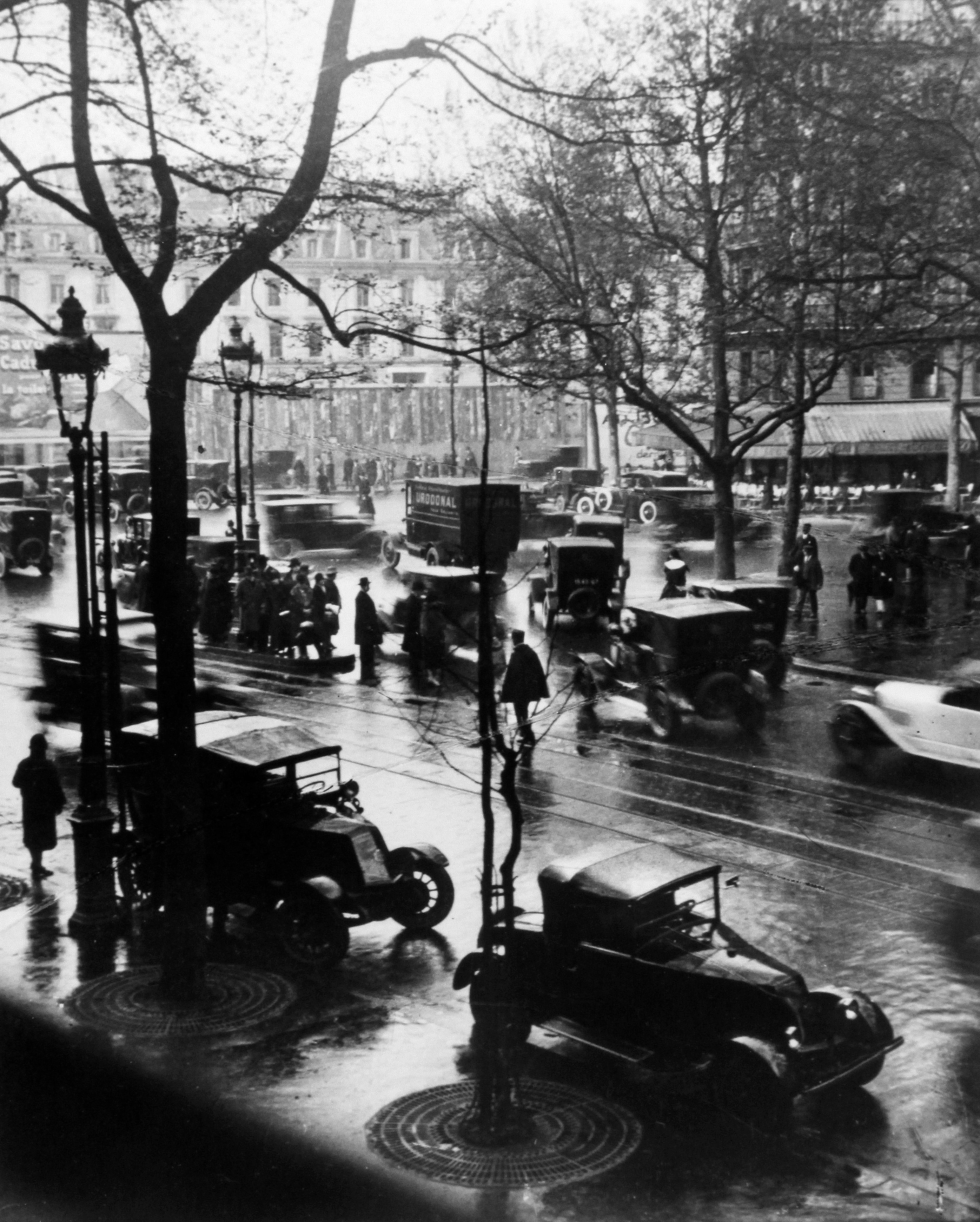 Boulevard Malesherbes à midi, Paris - Andre Kertesz (Noir et blanc)
Cachet à l'encre de la propriété du photographe sur le revers
Tirage à la gélatine argentique, imprimé vers 1980
9 1/2 x 8 pouces

André Kertész (1894-1985) est largement considéré